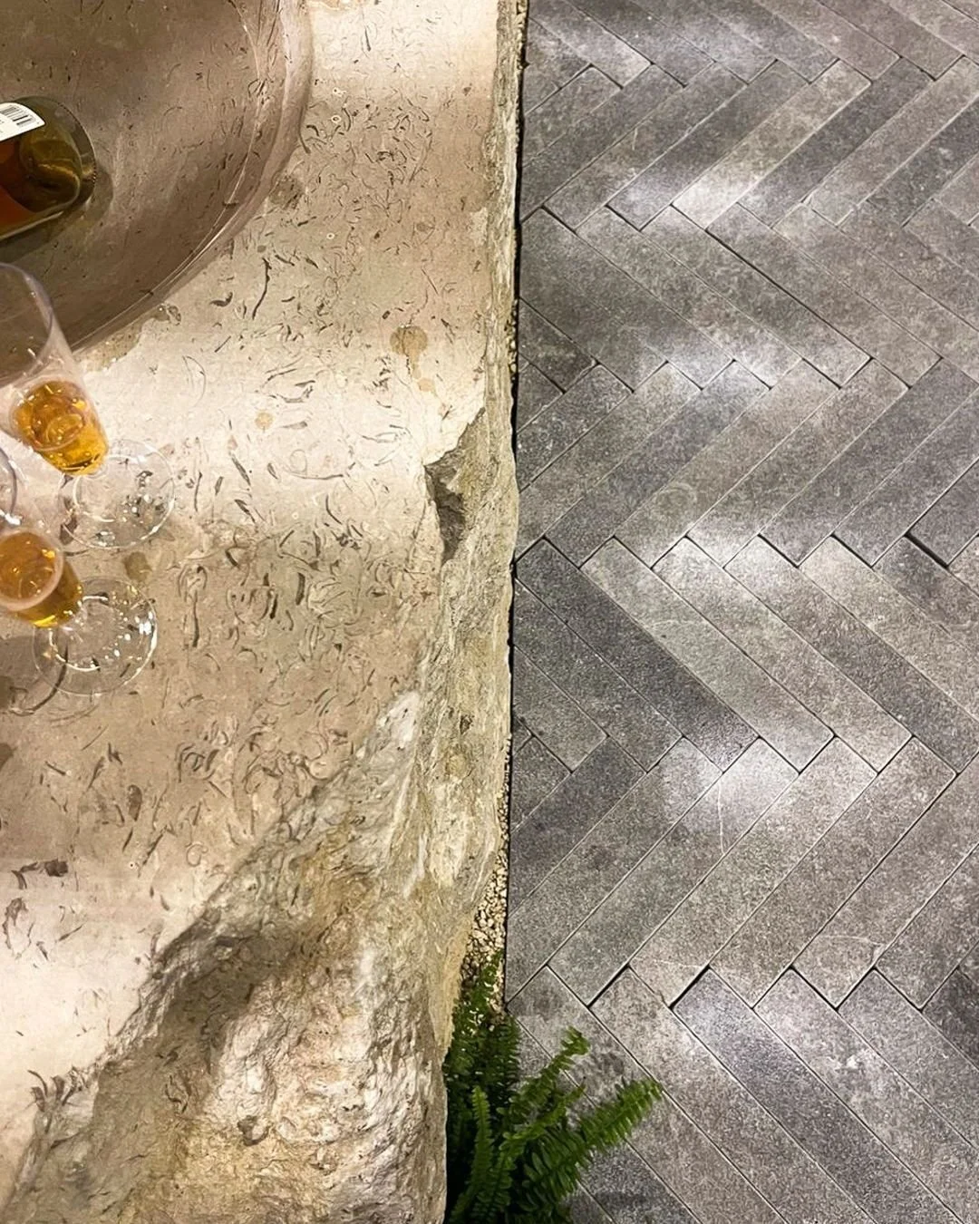 A little glimpse from Futurescape 2025 💚 Our Sofia Grey Mallets, laid in a classic Herringbone pattern, perfectly complement our iconic Ammonite Bar. 

Allgreen. Masters in Stone.