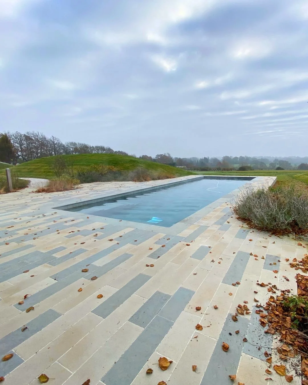 Throwback to this swimming pool in the heart of Sussex 💚 

The poolside is beautifully curated with a bespoke blend of our Compton and Lonsdale Grey Yorkstone planks. The subtle mix of grey and beige tones creates a tranquil setting that feels invit