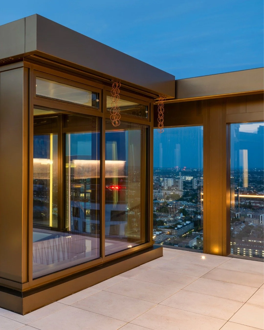 Our products can often be found in beautiful gardens and patios, but they are also suitable for other outdoor spaces, such as this rooftop terrace with breathtaking views of London, featuring Beaumont Etched. 
Beaumont's creamy beige tones beautiful