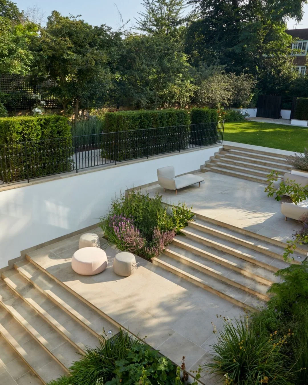 Here's a throwback to an award-winning garden in South West London, featuring Luciano paving and Darley Stableyard Cobbles, two products that bring a sophisticated and timeless touch to any property. 
We love coming back to this project and admiring