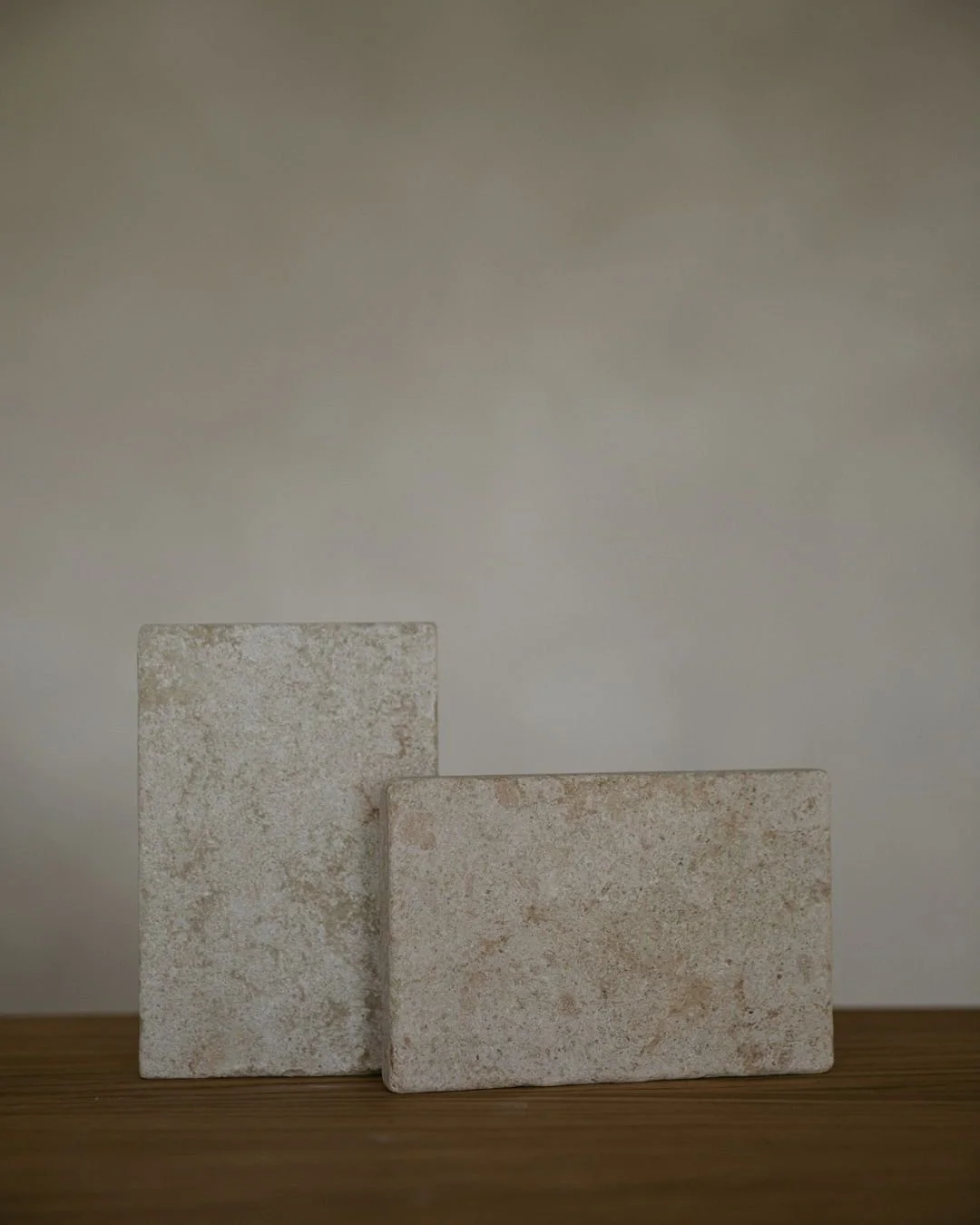 Product spotlight: Amarna ✨ 
Amarna is the latest addition to our paving range and part of the Essential Collection. Its soft beige colour, touched with rust tones and natural fossil details, brings out a gentle warmth to any setting. 
Its Heritage
