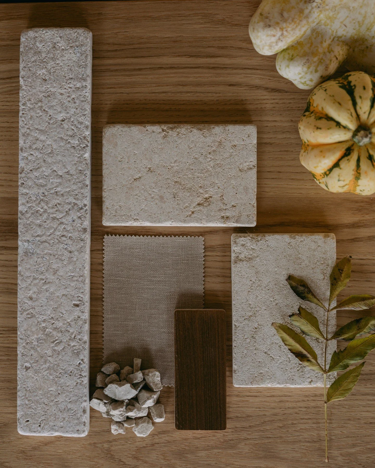 We're fully embracing Autumn and the season's warm colours with this moodboard featuring Amarna Heritage, Zahra Beige Mallet washed and Somerset Buff Chippings 20mm 🧡 

Allgreen. Masters in Stone.