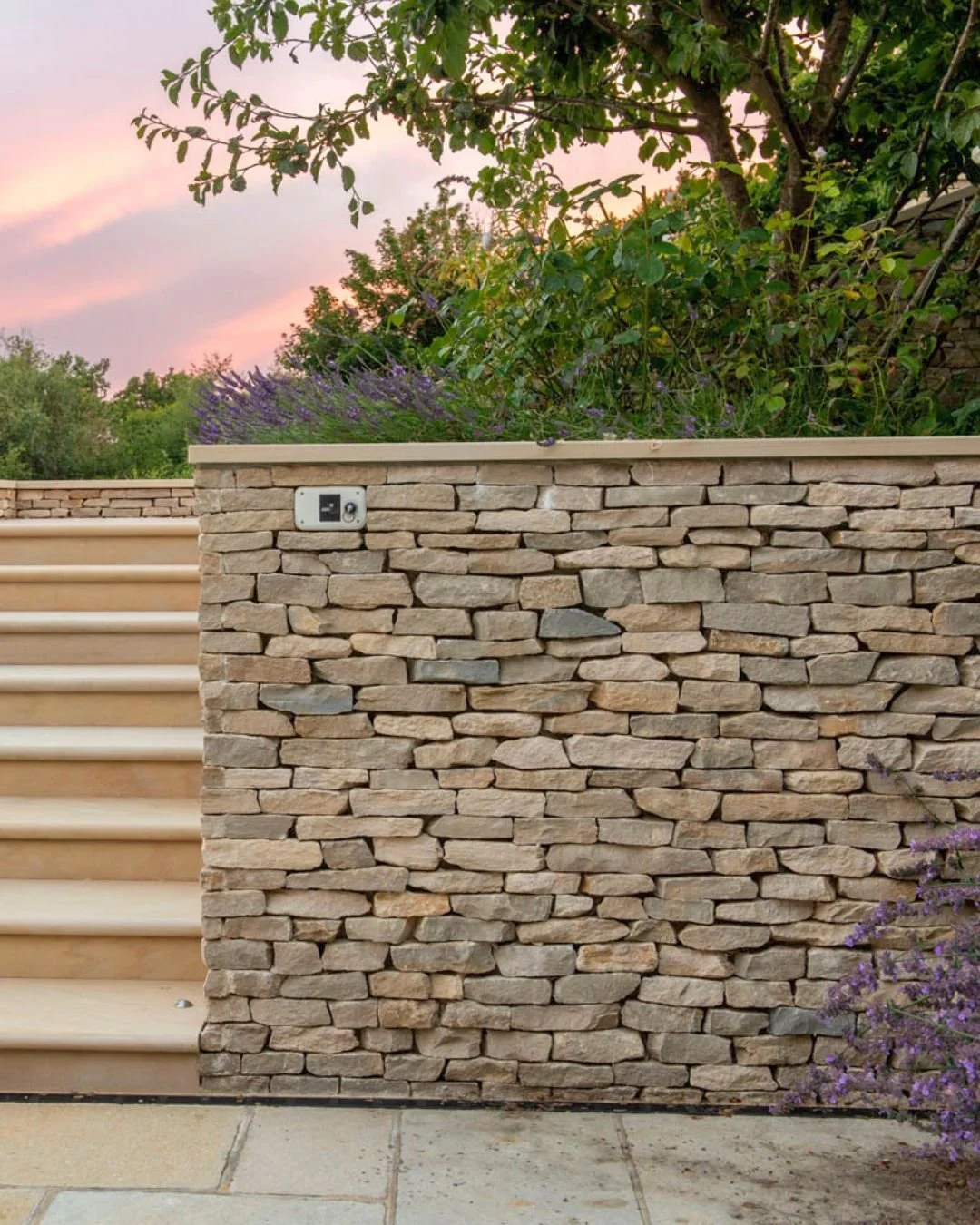 We love how Aston Cladding pairs with Ruishton Weathered Riven in this gorgeous garden 🧡 

Together, they create a warm and inviting outdoor space that is perfect all year round.

Credits:
Photography by Marianne Majerus 

Allgreen. Masters in Stone