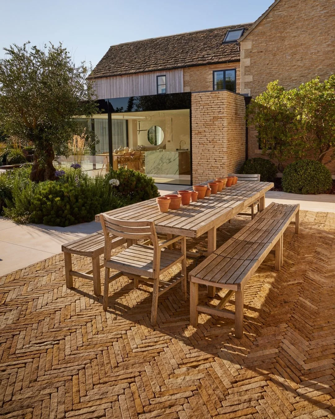 We are obsessed with how the light catches our bespoke Luciano pitchers, laid in a timeless herringbone pattern ✨ 

Credits: 
Designed by Matt Keightley at @rosebanklandscaping 
Photography by @alistergthorpe
Location @project_castle_combe 

Allgreen