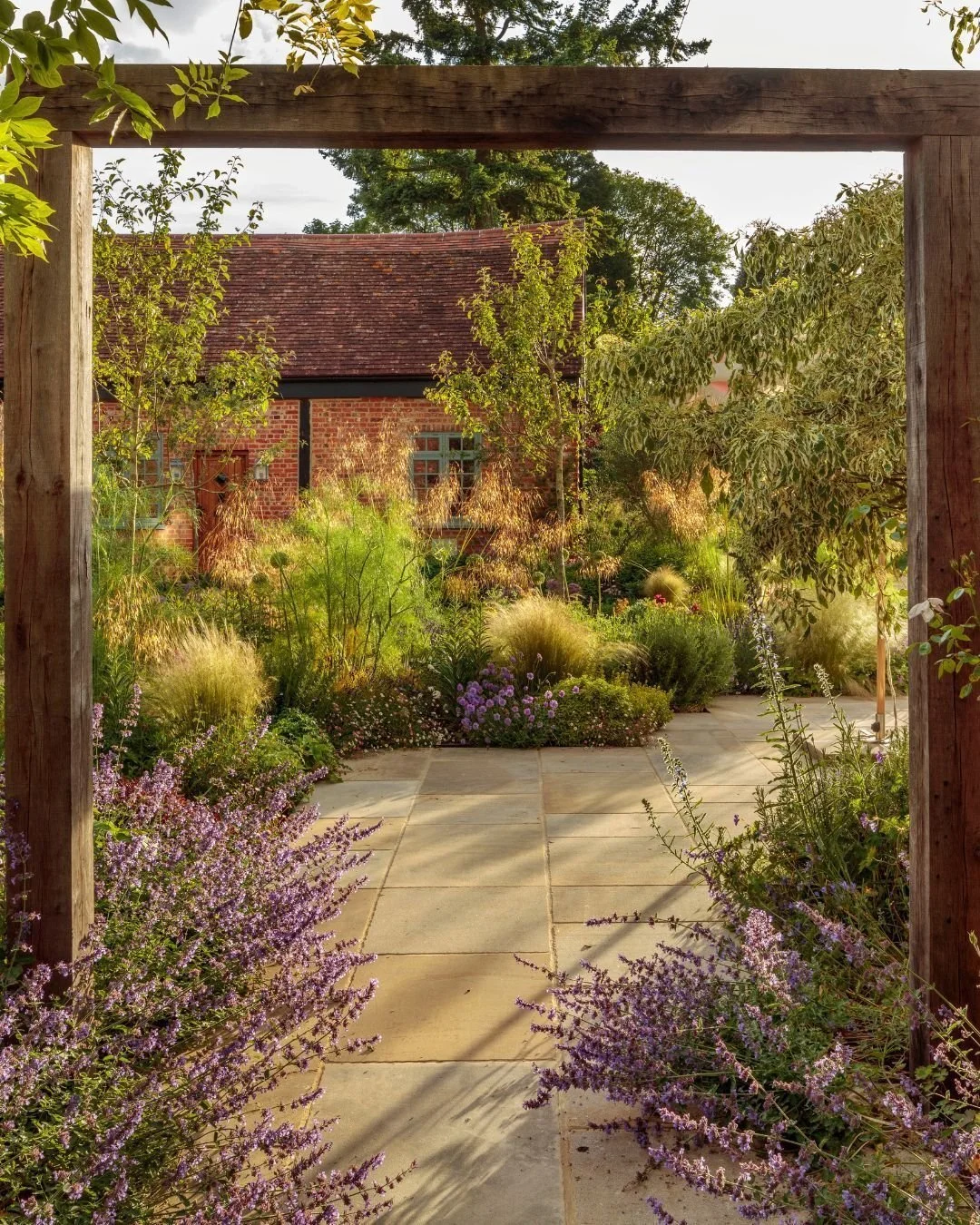 Who knew that golden hour and Apperley paving would be the perfect match☀️ 

With its softly weathered edges and natural texture, this Yorkstone brings a timeless, lived-in charm to this gorgeous garden. 

Credits: 
Designed by @clairemeegardendesign