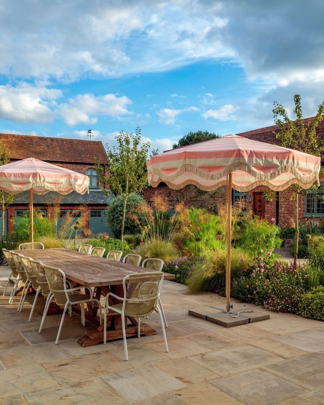 We can&rsquo;t help but be absolutely mesmerised by this garden. 🤩 

As the golden hour light pours in, everything comes to life with a warm, enchanting glow. The plants seem to shimmer under the sun's embrace, and Apperley Antique paving is the per