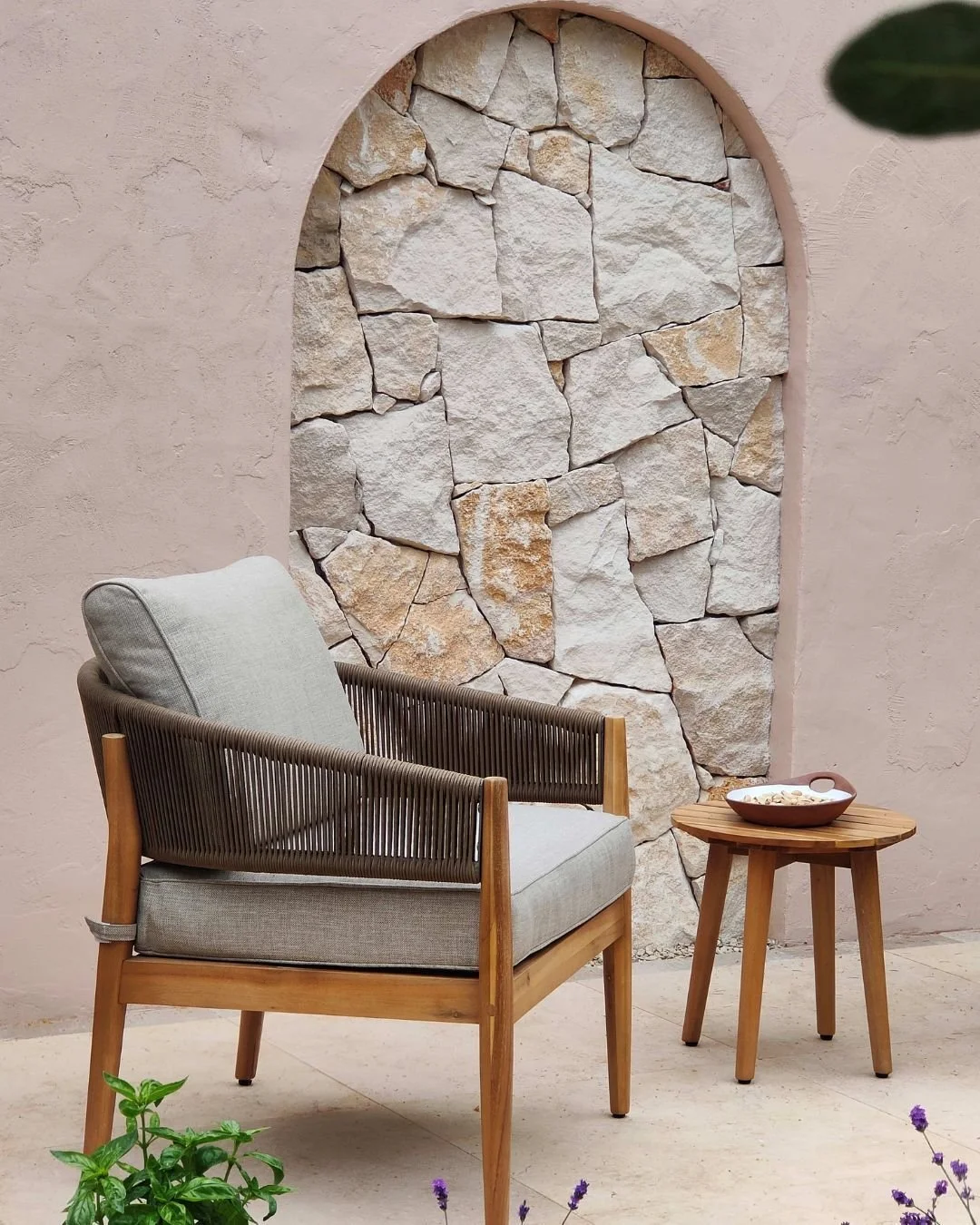 The grey skies make us long for sunny days and warm tones such The Mediterraneo Garden from Hampton Court 2024 🌞.

This award-winning garden draws inspiration from the warmth and vibrancy of Greek landscapes, featuring terracotta pots, Mediterranean