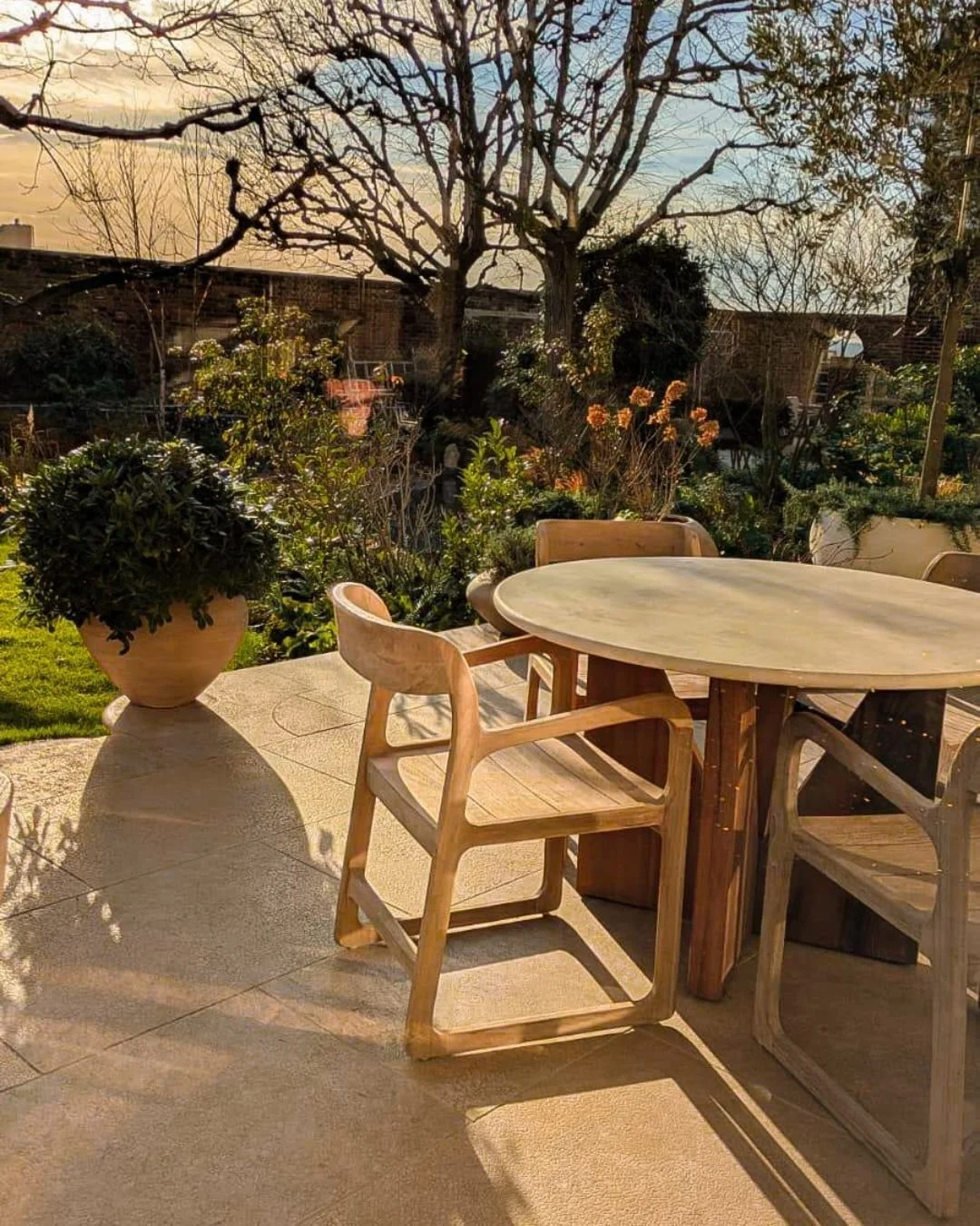 This terrace is an idyllic retreat, ideal to enjoy a warm drink in the soft embrace of the morning light, filling the space with a golden glow. ✨ 

Zahra Beige Washed paving adds an elegant and sophisticated touch to this sublime terrace, and brings 