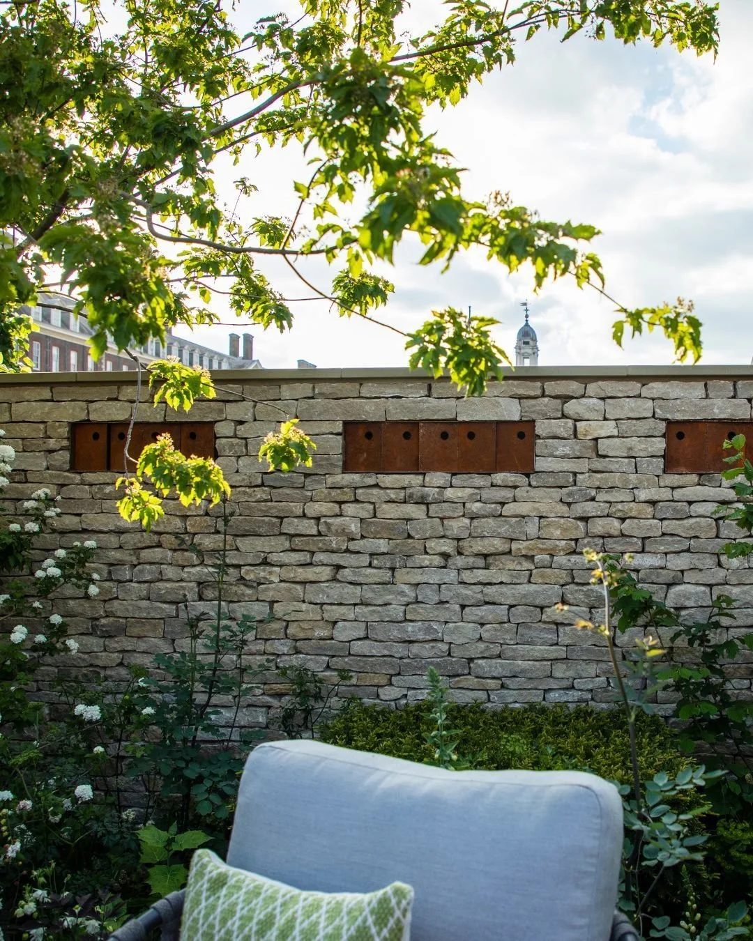 Happy Sunday with this photo from the RSPCA Garden at Chelsea Flower Show 2023 🌿 

This Silver Gilt medal winning garden presents a harmonious blend of neat, contemporary design infused with thoughtful elements that cater to local wildlife, creating