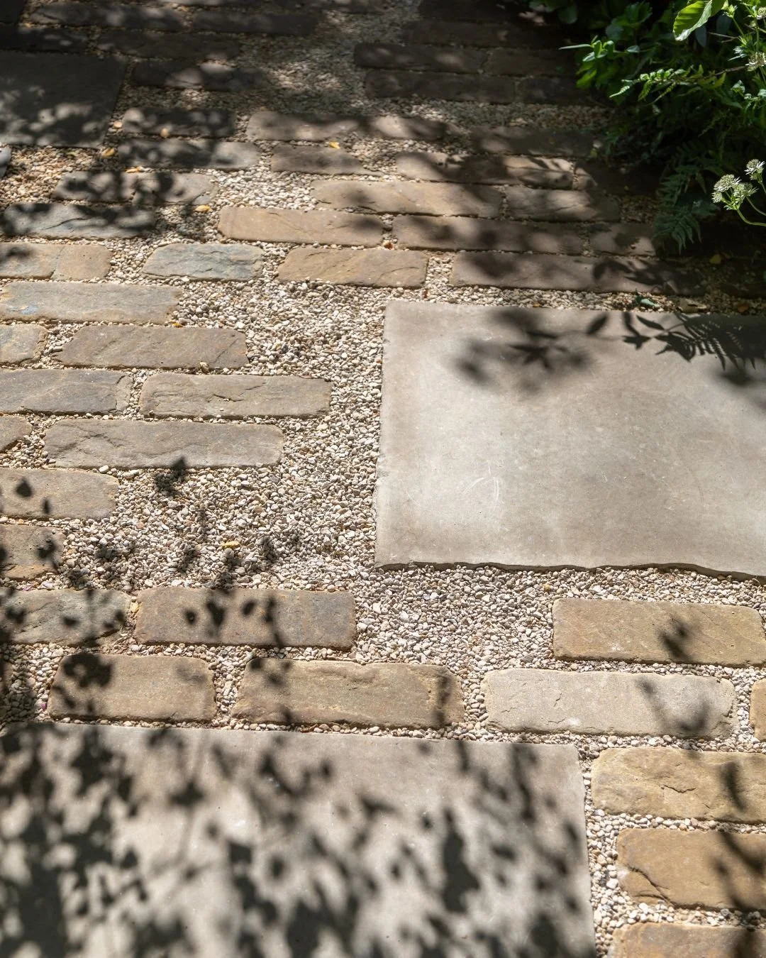 Happy Monday with this inviting moodboard featuring Apperley paving, Apperley Stableyard Cobbles and Harleyford blend, together they create a rustic and warm atmosphere.🧡 

Credits:
Designed by @anya_thegarden_fairy and @plantsman_jamie at @formplan