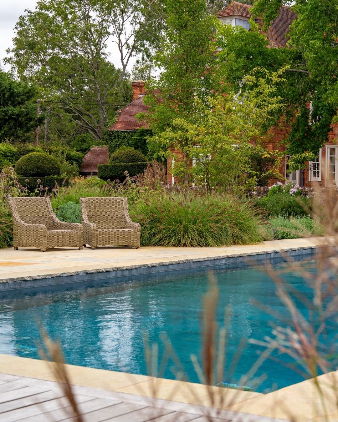 In this cold December weather, we're longing for summer days now more than ever. 

Today, our thoughts drift to this rural swimming pool tucked away in the picturesque Hampshire countryside. This hidden gem serves as an idyllic escape, perfect for so