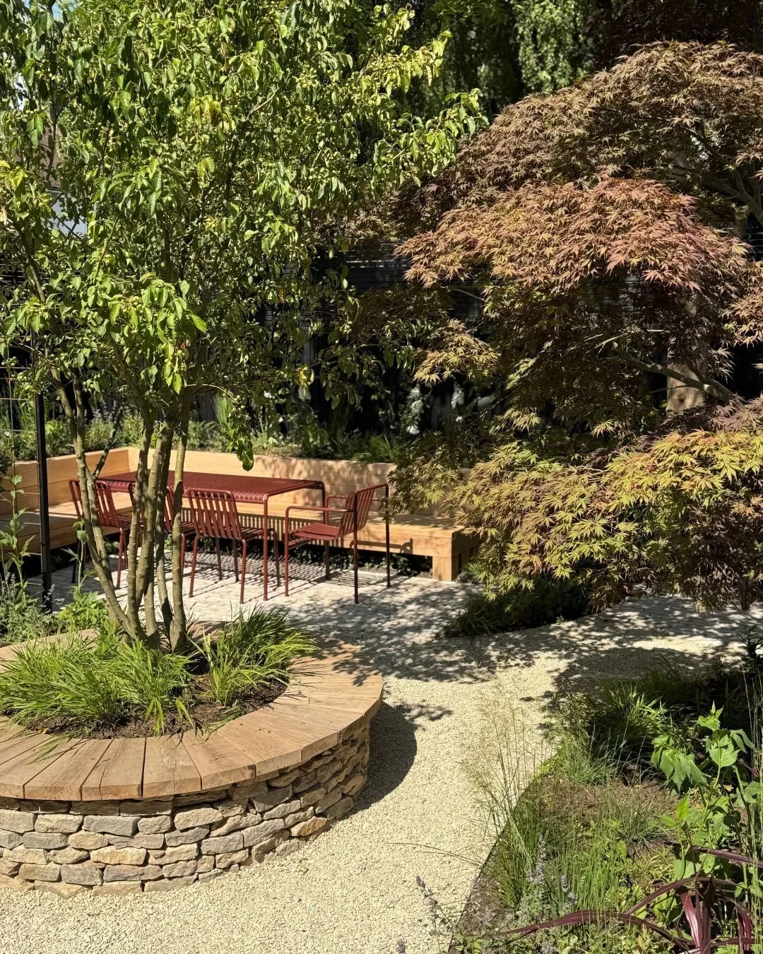 Throwback to this modern garden in Wandsworth, designed and built by @tomhowardgardens. 

We supplied Zahra Beige Pitchers, Durlston Cladding, Cotswold Pebbles 10mm and Dorset Buff Fines. Together, they beautifully complements the outdoor kitchen and