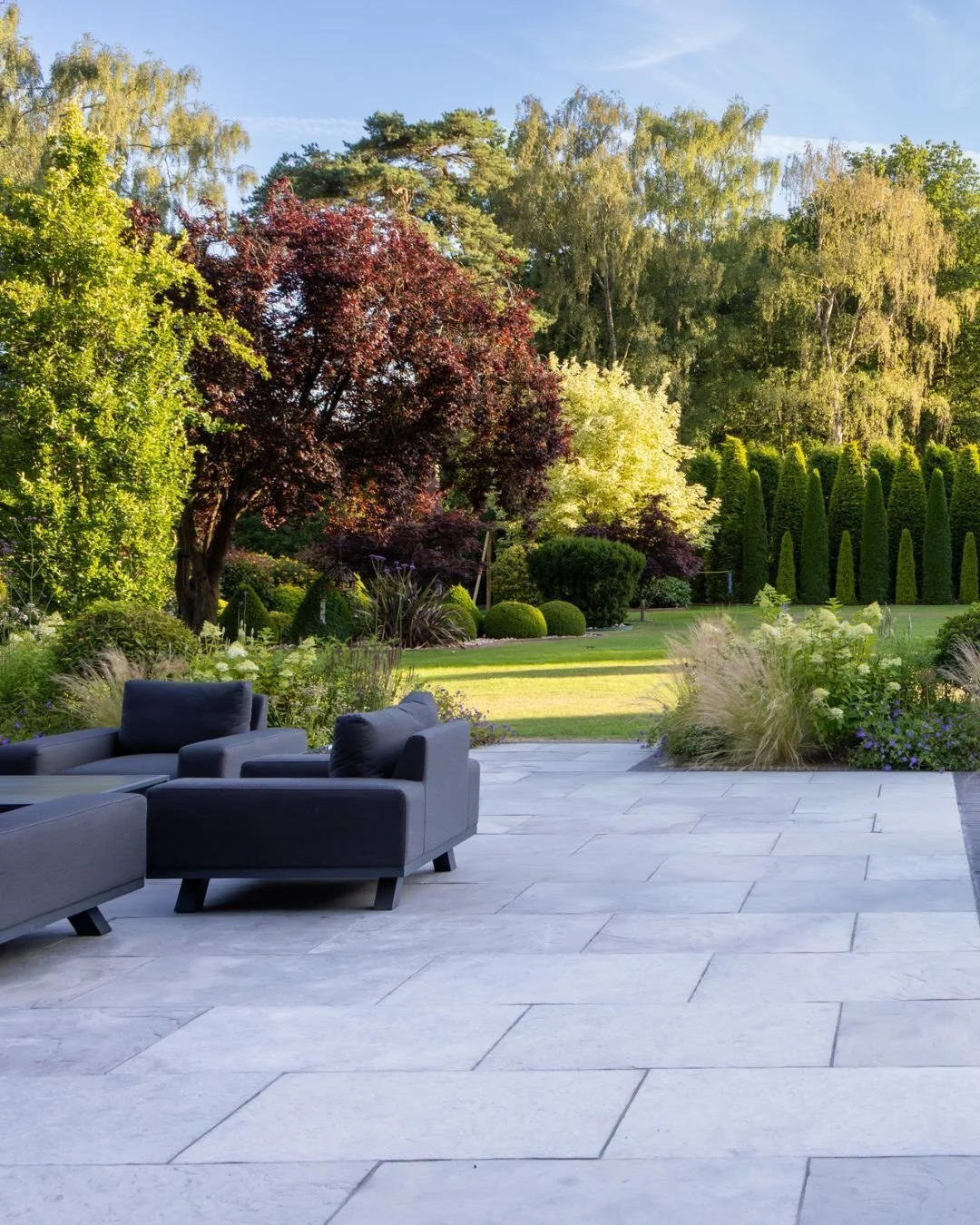 This enchanting garden featuring Gris Riven Paving feels warm, inviting and ready to enjoy all year long. ✨ 

Credits:
Garden Design by Jen Donnelly Garden Design - @jendgardens 
Photography by Ellie Walpole @elliewalpolephotographer 

Allgreen. Mast