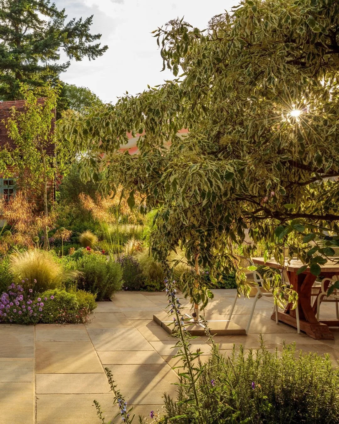 What's better than golden hour? Apperley Antique at golden hour. 🌞 

The soft rays catch the trees, plants and every natural detail, adding a warm, golden glow that makes this Yorkstone look even more beautiful. A dreamy moment in the garden ✨ 

Cre