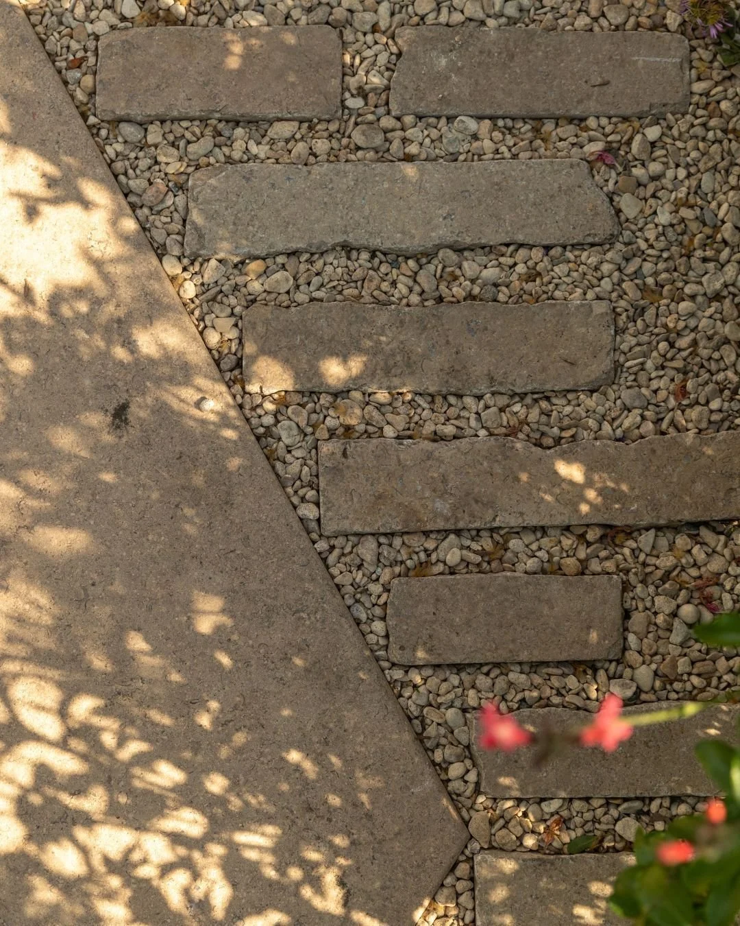 Another Monday, another moodboard.✨ 

This palette features Zahra Beige Pitchers, Geometric Stepping Stones and Cotswold Pebbles and these materials emphasise inviting tones, fostering a serene atmosphere, perfect for a peaceful garden. 

All these m