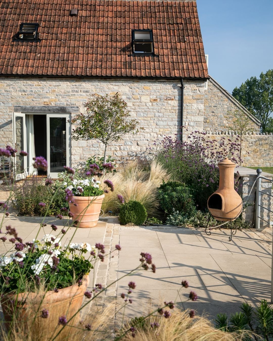 Today, we&rsquo;re diving into the enchanting allure that Luciano Paving adds to this stunning farmhouse. The combination of rustic elegance and timeless beauty creates a captivating atmosphere that truly elevates this charming space. 

Credits:
Desi