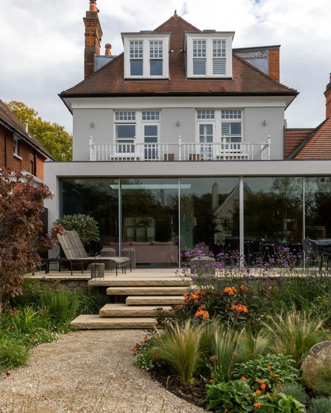 Throwback to this gorgeous garden in Teddington 💚

This suburban garden is truly a timeless example of natural elegante. It features our Thorpe paving and steps, Glacial Feature Stones and Somerset Buff Selfbinda. 

Credits:
Designed by @clairemeega