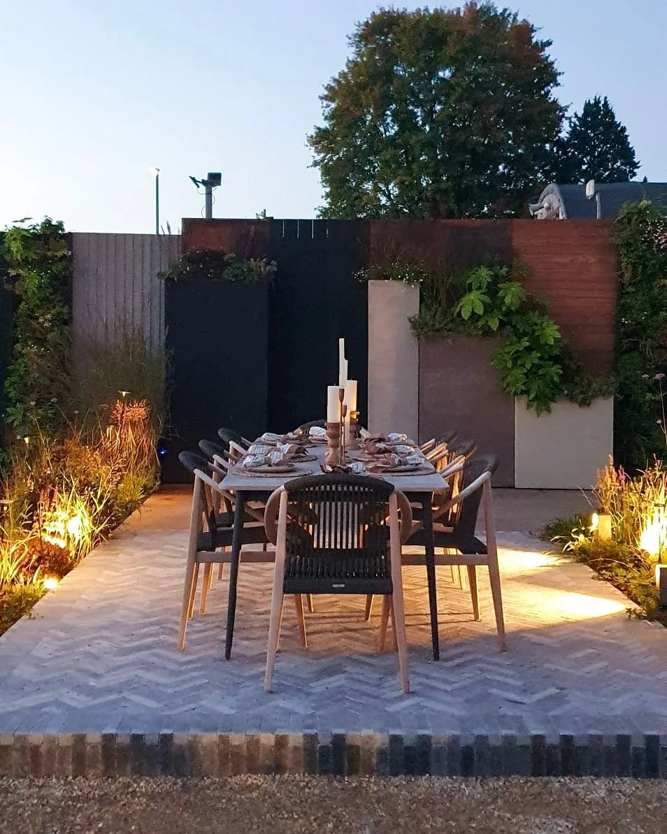 We're longing for warm summer evenings at @the.glasshouse.collective 🌿 

In this photo, you can appreciate the lovely contrast created by Alexandria Stackers Washed &amp; Etched and Harleyford Blend, which resembles the tones of the garden furniture