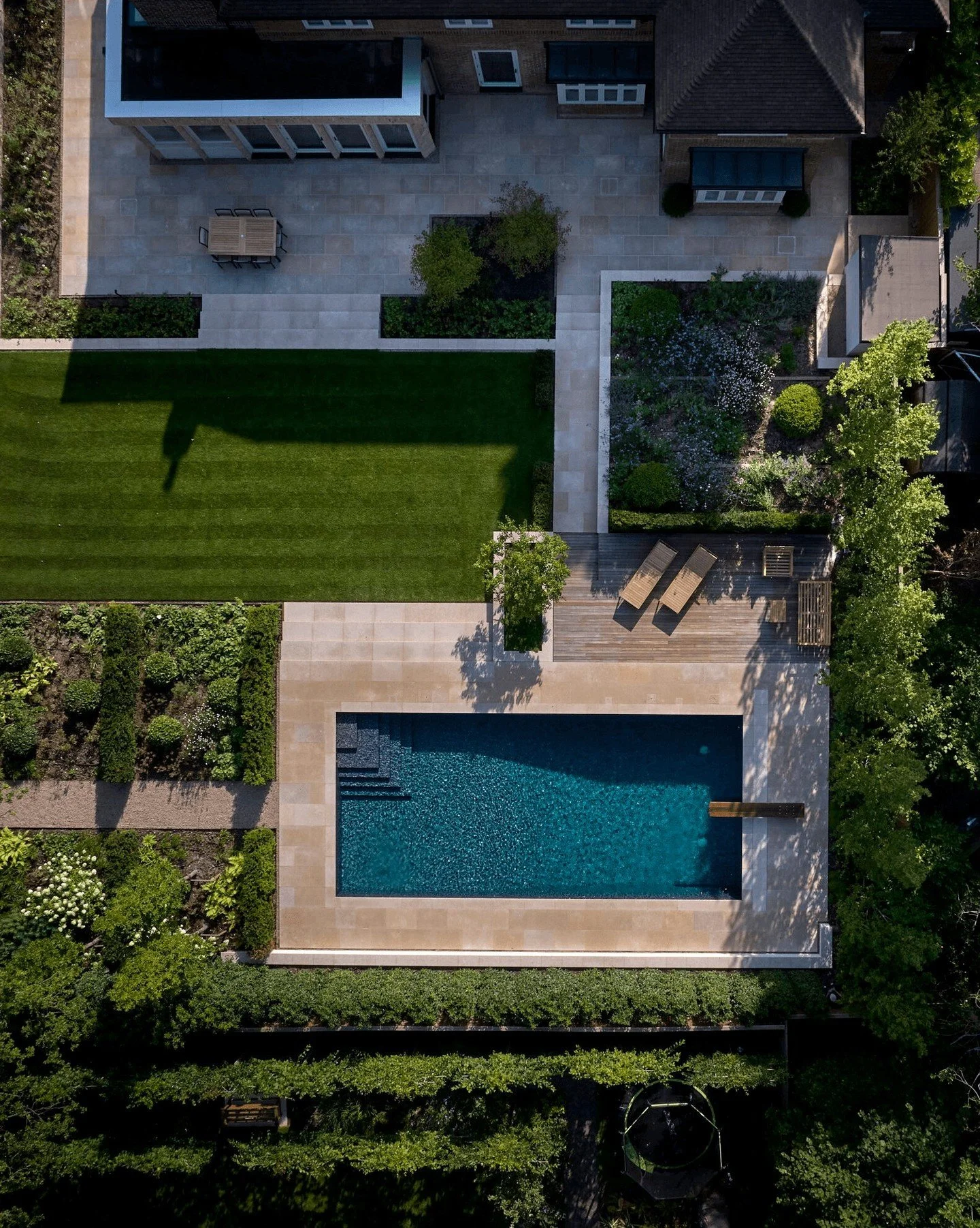 We&rsquo;re always drawn back to this beautiful urban garden in Wimbledon.🌿

This is the 2024 BALI Award winner for Domestic Garden Construction (Over &pound;250k), featuring Zahra Beige paving and copings in a washed finish, alongside Cotswold Pebb