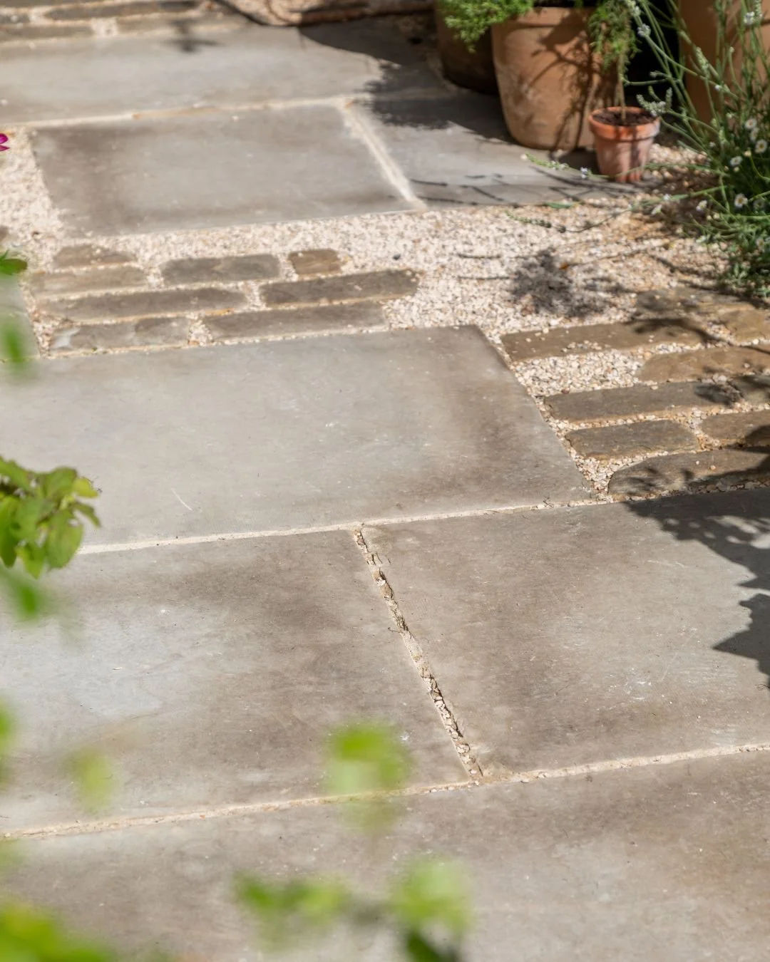 To brighten up this gloomy Monday, here's a warm and inviting moodboard featuring Apperley Paving, Apperley Stableyard Cobbles, and the Harleyford Blend ✨ 

Credits:
Designed by @anya_thegarden_fairy and @plantsman_jamie at @formplants.

Allgreen. Ma