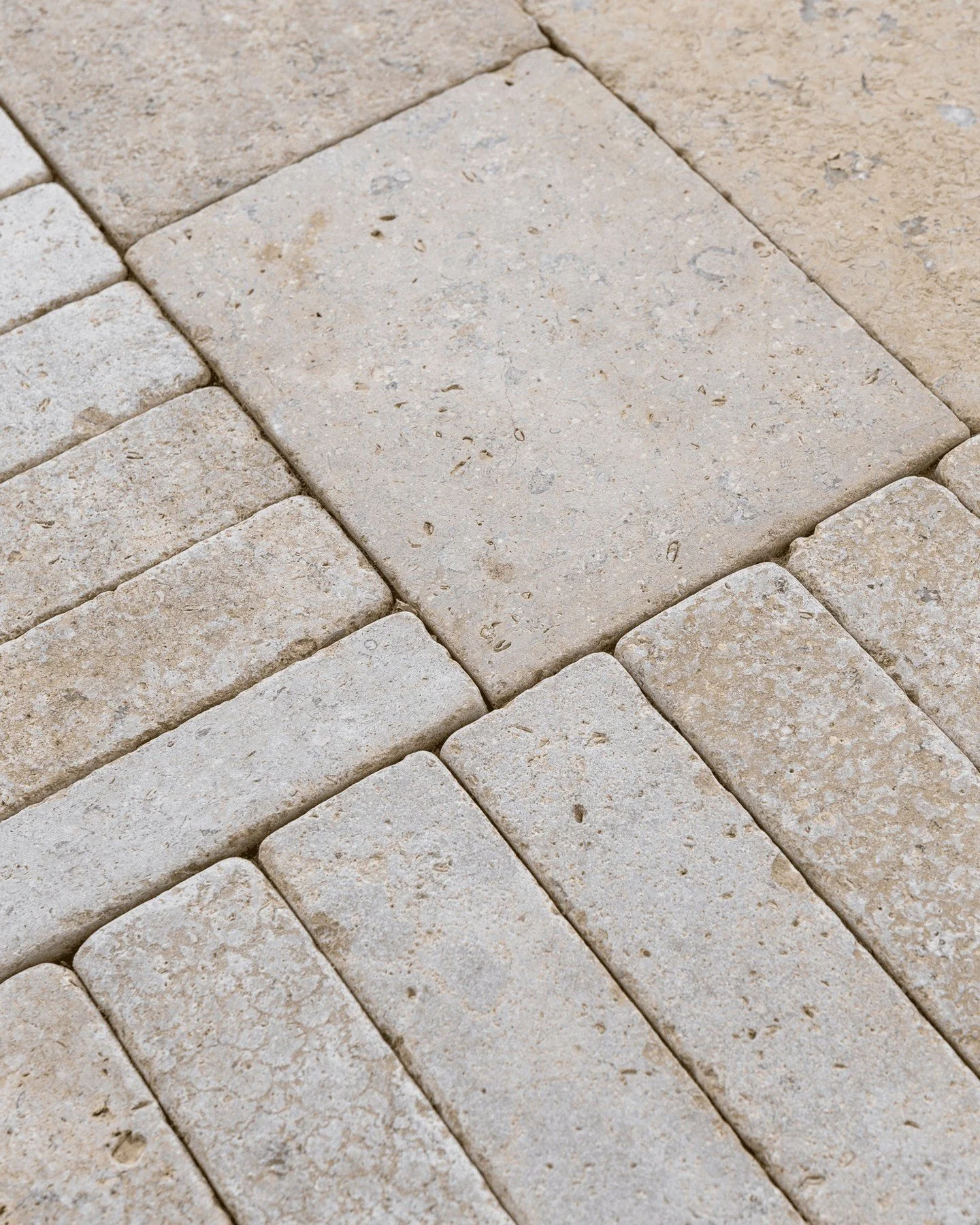 Today's moodboard is all about Zahra Beige. 

This gorgeous close-up captures the character and texture of Zahra Beige Stackers and Drivesetts, highlighting the intricate details that make this stone so special. 

Credits:
Built by @hg_landscapes
Des