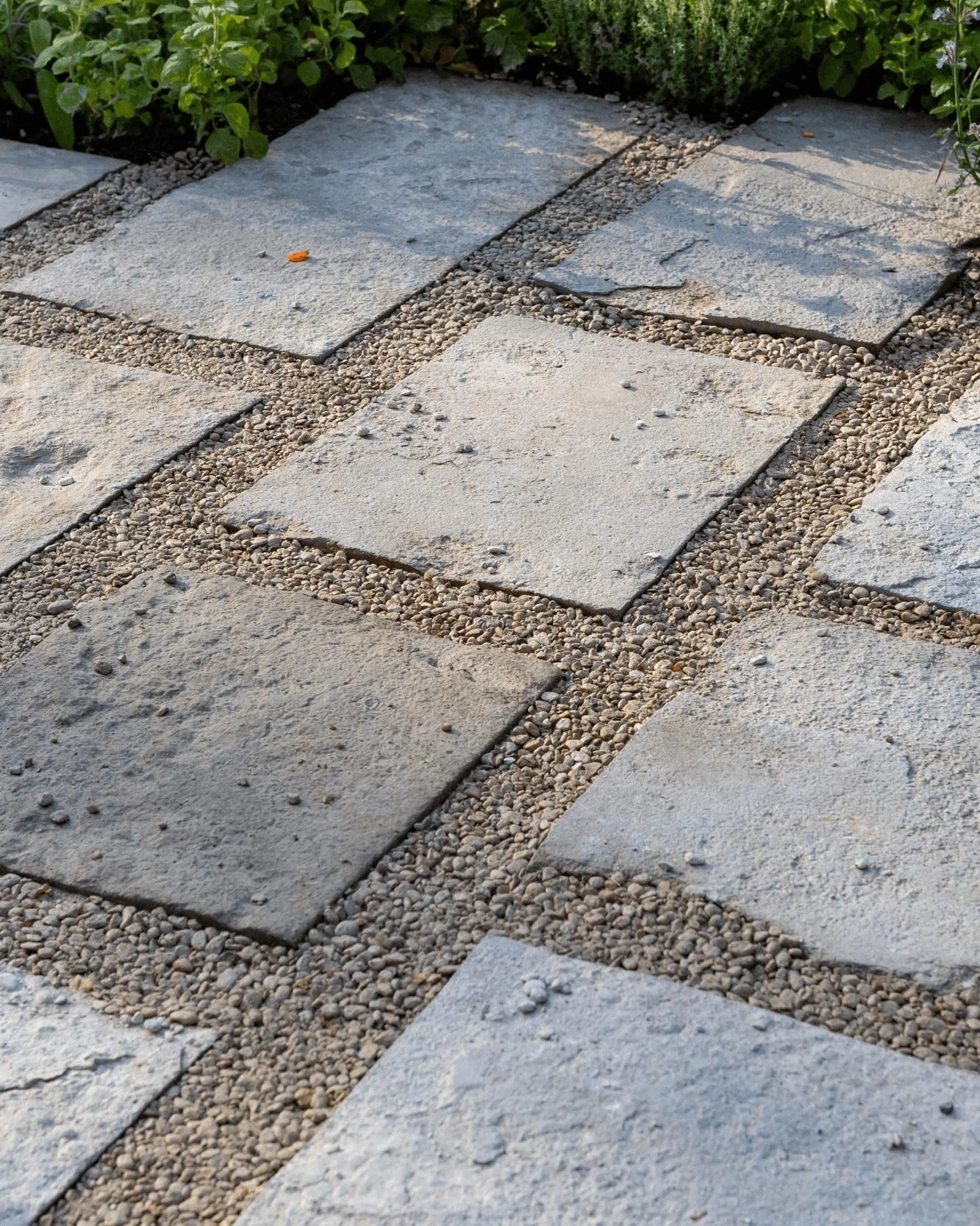 Happy Monday!

Today, we're starting the week with a timeless combination showcased on Hannam &amp; Taylor&rsquo;s Chelsea Flower Show 2024 stand. : Durlston Weathered Riven paving and Somerset Buff Selfbinda ✨ 

Credits:
Stand by @hannam_and_taylor
