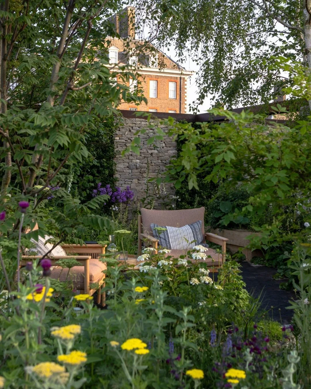 Sundays are for Chelsea Flower Show throwbacks 💚 

Here are some gorgeous shots of &lsquo;Money Doesn&rsquo;t Grow On Trees&rsquo; by Killik &amp; Co, Silver Gilt Winner at Chelsea Flower Show 2024. 

Our contribution included natural and charred Oa