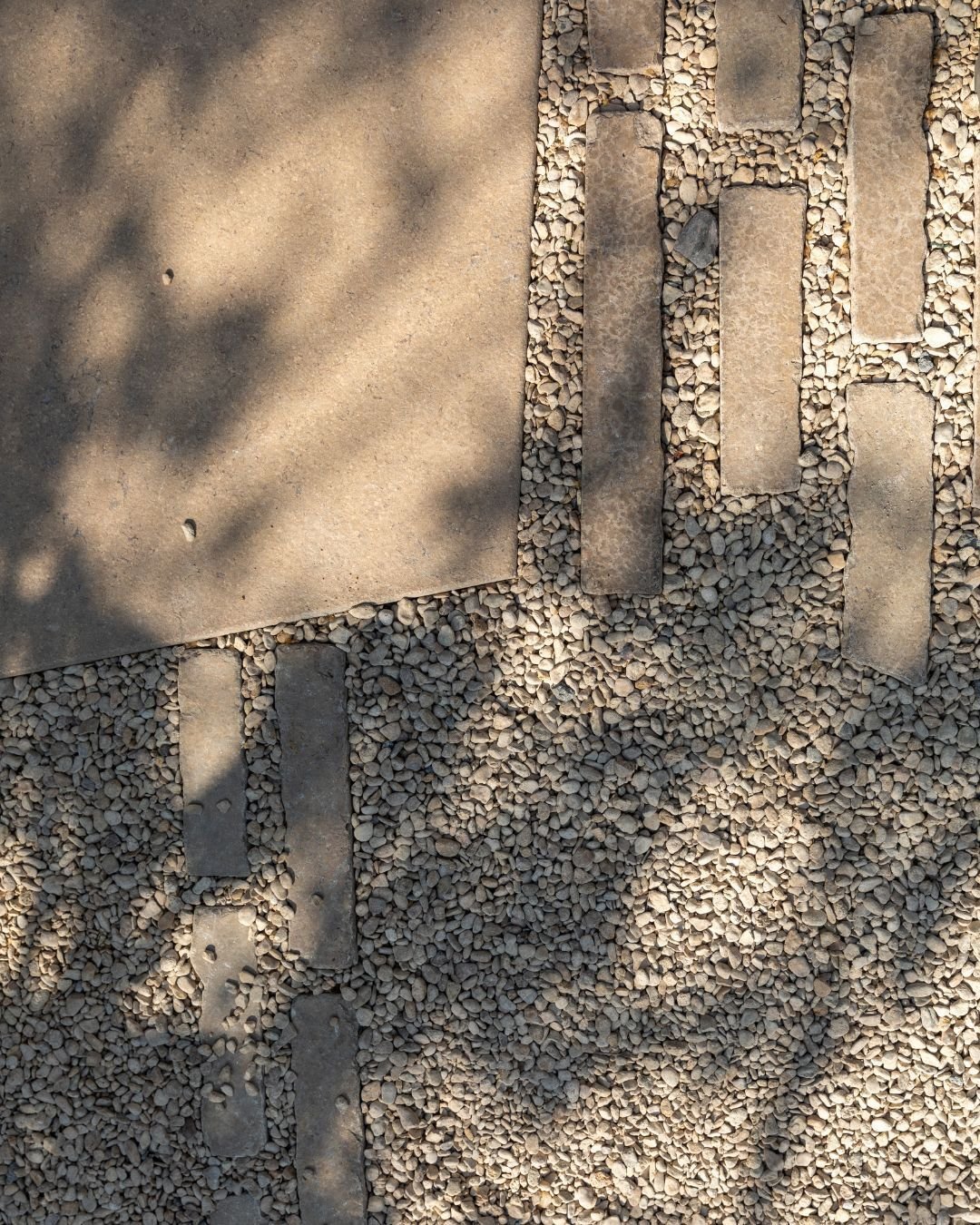 Let's start the week with a lovely throwback photo ✨ 

This moodboard is all about beige tones, featuring  Zahra Beige Pitchers, Geometric Stepping Stones and Cotswold Pebbles. Together, these materials create a serene atmosphere, fitting right into 