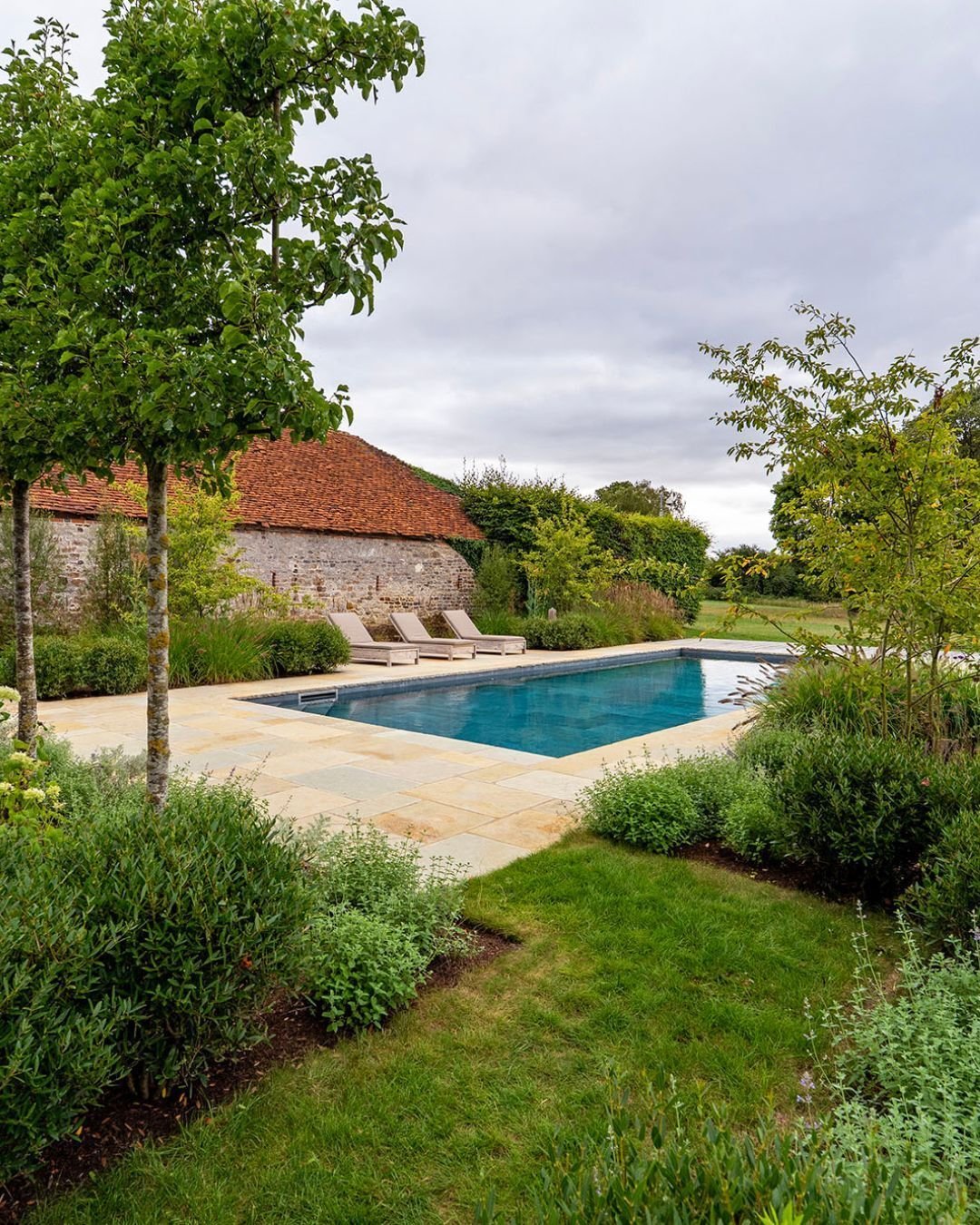 This rainy weather makes us long for warm sunny days, now more than ever ☀️ 

Set in Hampshire&rsquo;s picturesque countryside, this rural swimming pool is brought to life by the golden tones of Ruishton Weathered Riven, creating a private and inviti