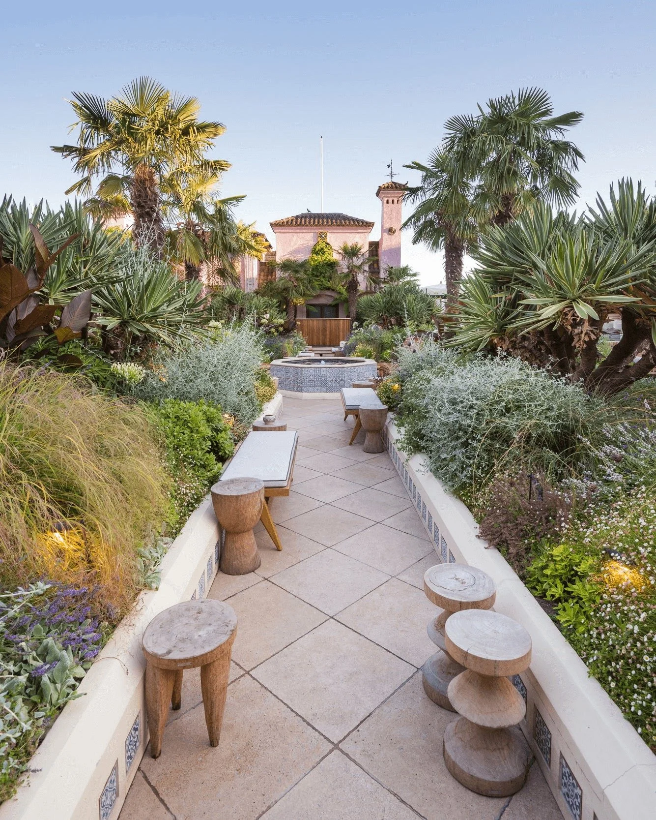 Above the buzz of Kensington High Street, the Roof Gardens is a private social club and an oasis in the sky 💚 

This shot captures the Spanish garden, inspired by the historic Alhambra and its Moorish style. It's hard to believe this is in the heart