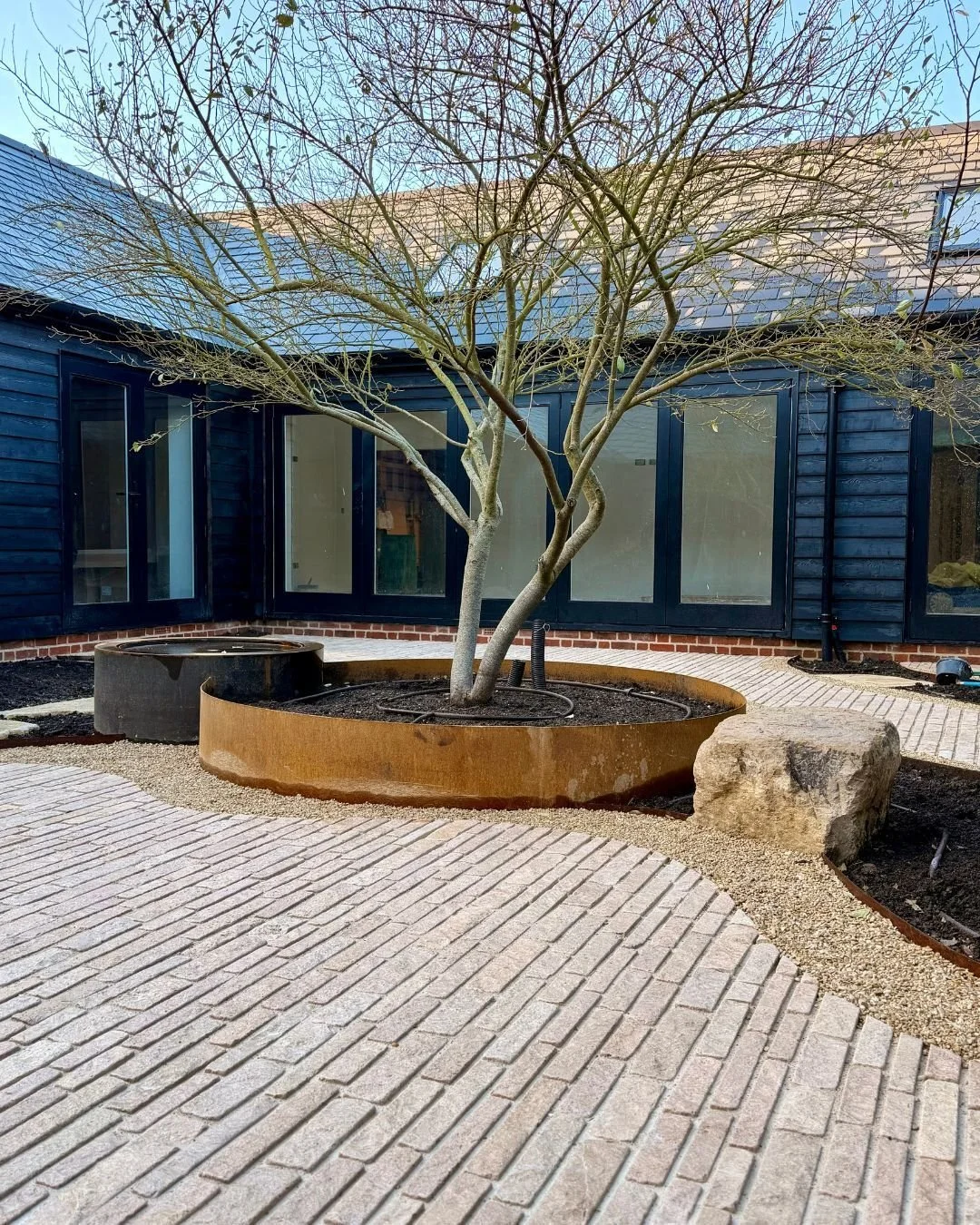 In this beautiful Surrey courtyard, Zahra Beige Pitchers and 10mm Cotswold Pebbles come together to create a striking pattern.  With planting going in next month, this courtyard is set to truly bloom and be ready just in time for spring🌸 

Credits
D