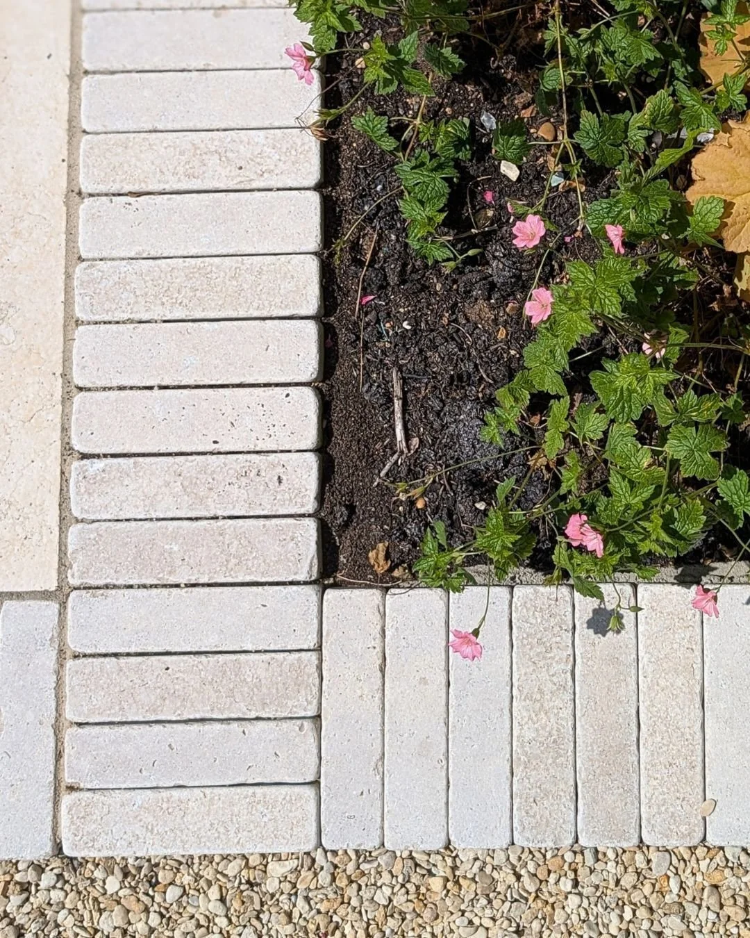 Happy Monday! 

Today's palette is all about beige and warm tones, with  Zahra Beige Limestone Stackers, Beaumont Washed Paving and Cotswold Pebbles ✨ 

Credits: 
Design by @gardensbyrosie
Build by @cambridge_greenleaves 

Allgreen. Masters in Stone.