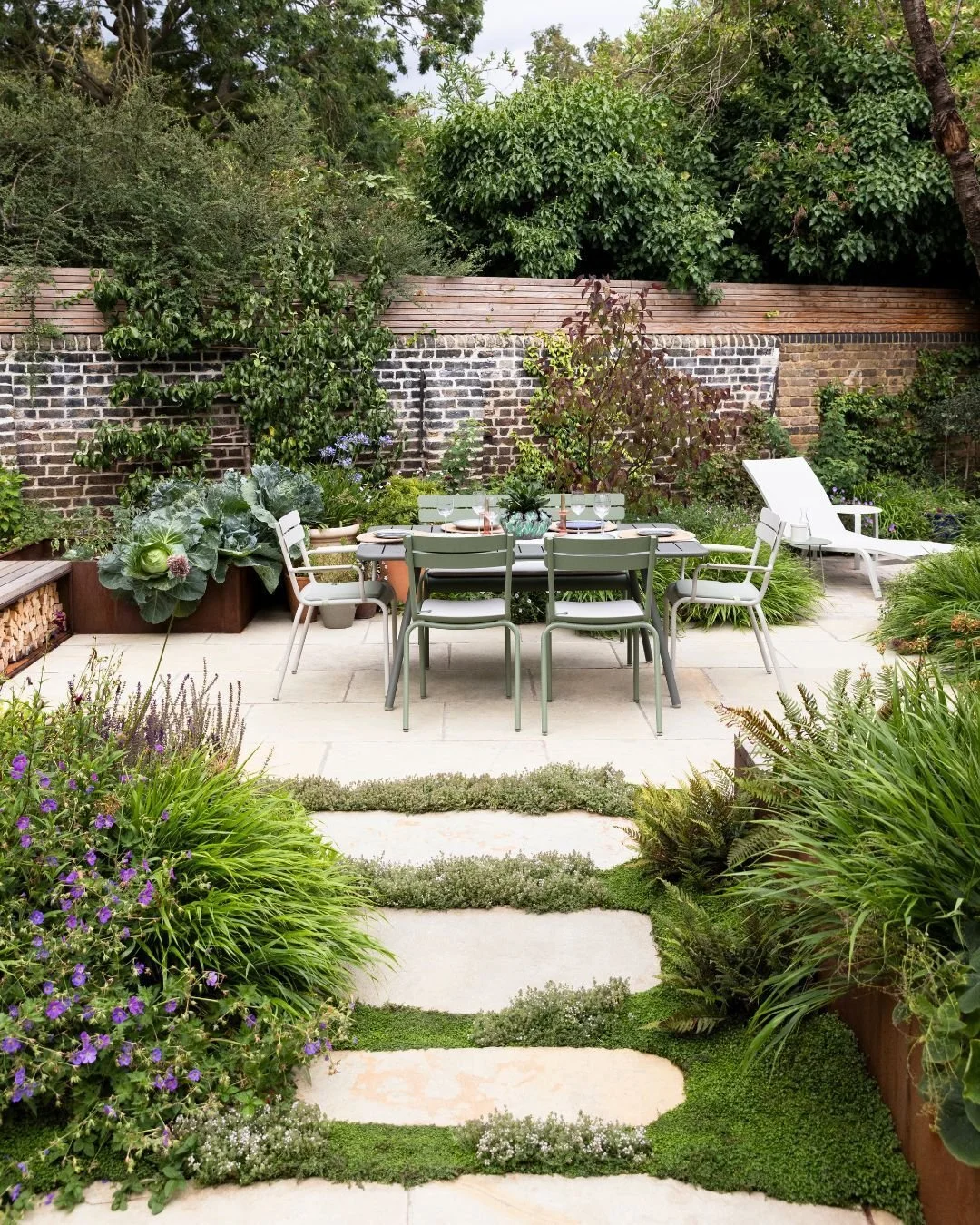 Urban garden done right ✨🌿

Designed for evenings full of entertainment, relaxed lunches and slow afternoons on the sunbed, this space balances style and downtime. 

Our favourite touch is the paving slabs gently guiding you through the lush greener