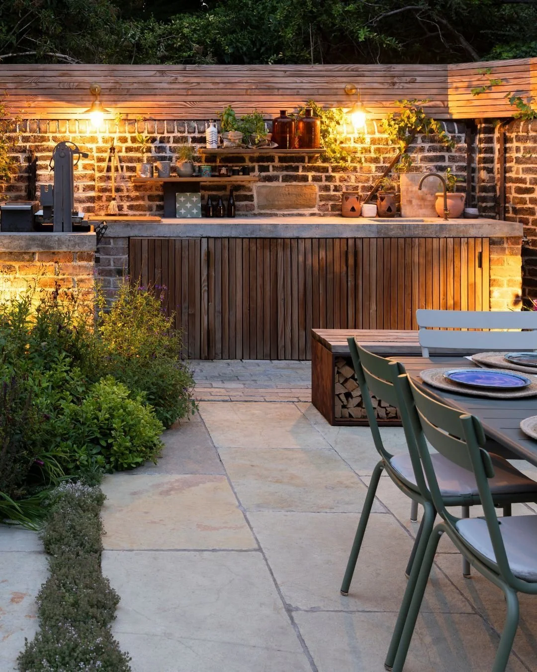 This is the perfect setting for a warm summer evening 🌿 

Ruishton Weathered Riven Paving's gold tones highlight the planting and outdoor furniture, with the setts creating a natural flow between cooking and entertainment.

Credits:
Built by Formosa