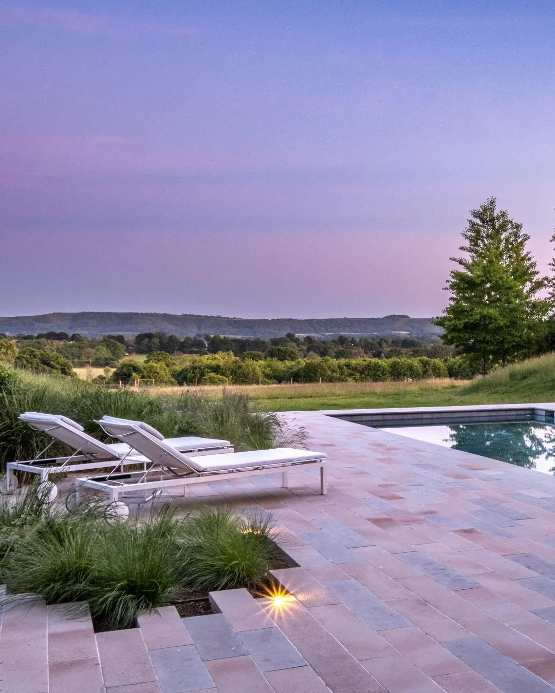 This secluded swimming pool offers breathtaking views of the Sussex countryside 🤩 

That grey Yorkstone plank blend has us obsessed, and the contrast creates a beautifully natural, unique finish. You can recreate this look with any mix of paving you