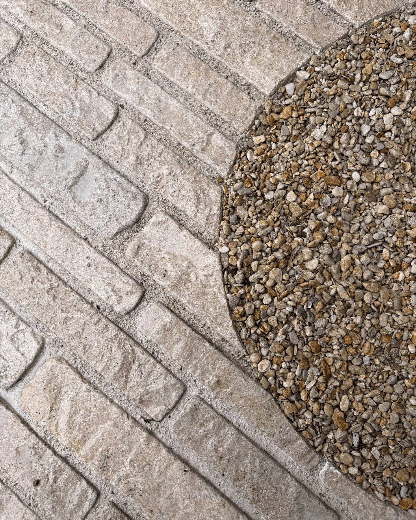 Happy Tuesday ☀️ 

Today's moodboard features Zahra Beige Pitchers and 10mm Cotswold Pebbles, a timeless pairing. 

The careful arrangement of the pitchers and pebbles adds depth to the design. It encourages viewers to enjoy the natural beauty create