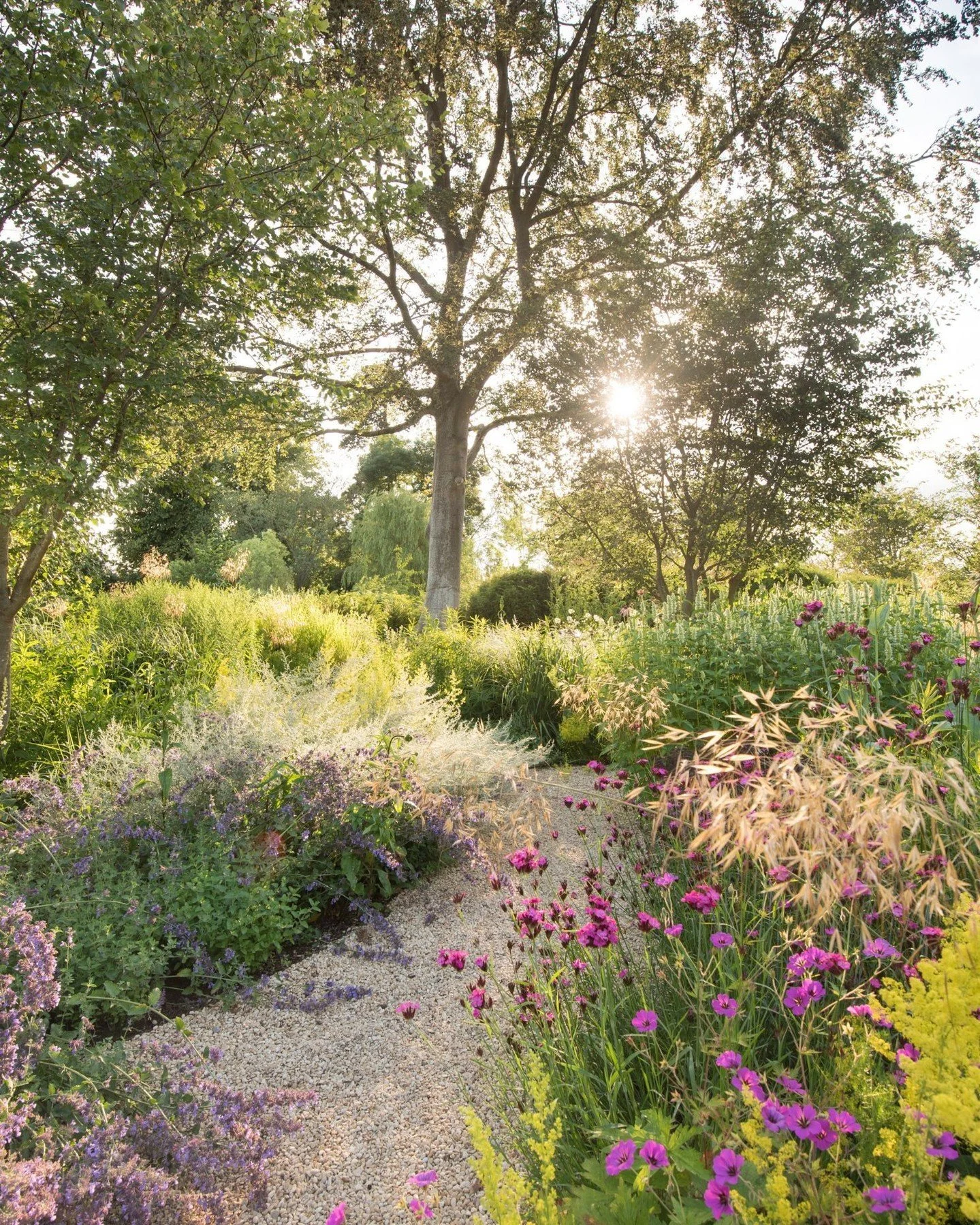 No better way to celebrate the start of Spring🌿 

This luxurious outdoor area is nestled in the heart of the Oxfordshire countryside, reflecting the charm of the English rural landscape. 

The expansive garden features our 10mm Cotswold Pebbles alon