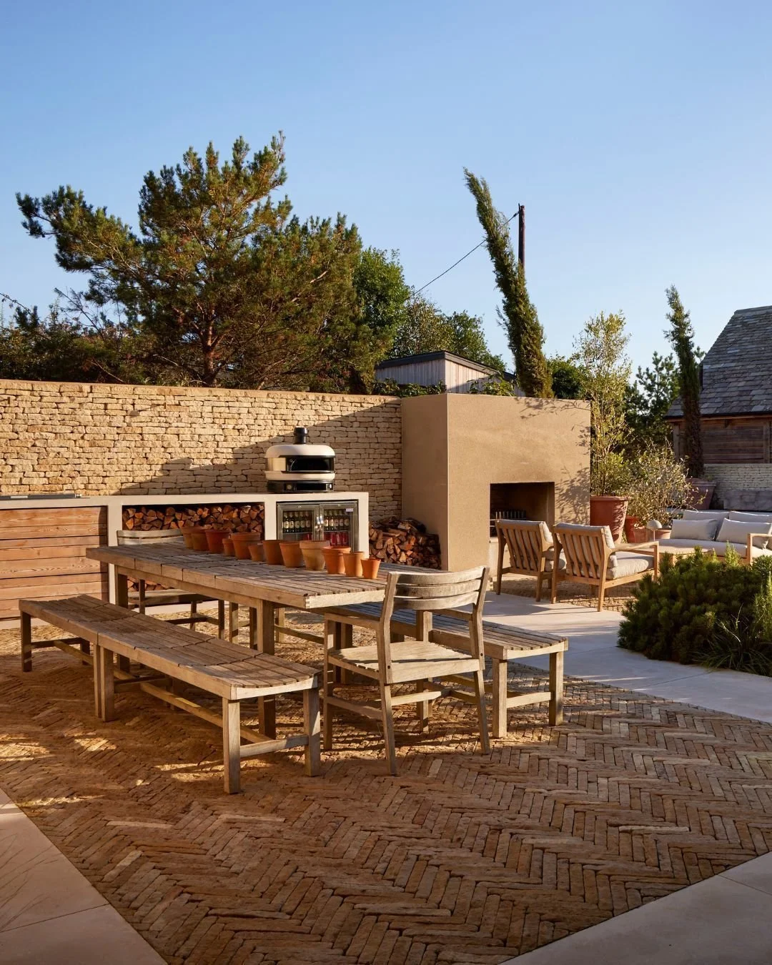 There's nothing better than Luciano bespoke pitchers at golden hour, arranged in a timeless herringbone pattern. ✨ 

Credits:
Designed by Matt Keightley at @rosebanklandscaping
Photography by @alistergthorpe

Allgreen. Masters in Stone.