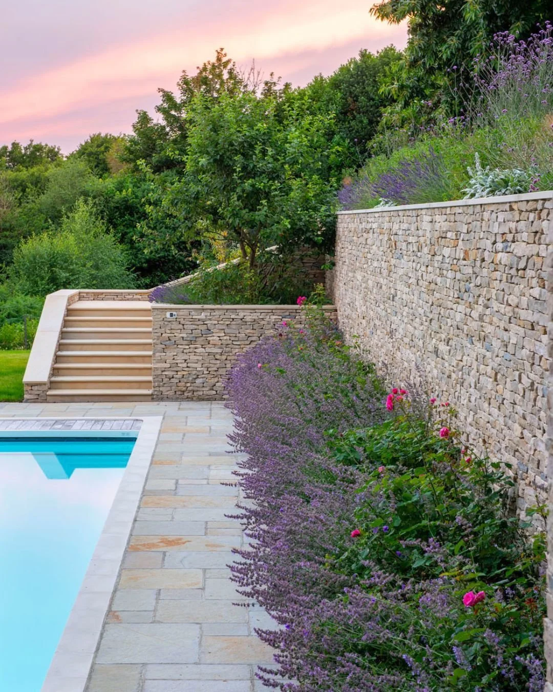 We're captivated by the pastel colors of the sky and how they enhance the gold tones of Ruishton Weathered Riven and the pale grey and beige colors of Aston Cladding ✨ 

Credits:
Designed by @rhianneddbrookedesign
Photography by @mariannemajerus

All