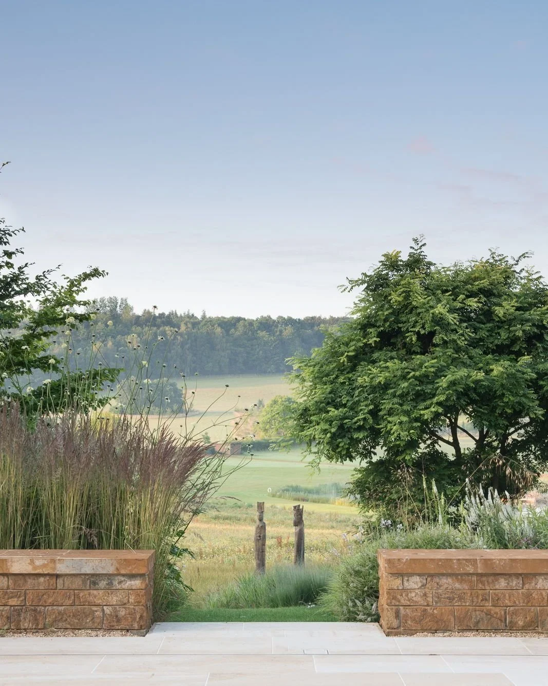 Dreamy countryside views and Monarch Worn paving are the perfect combination, reflecting the charm of the English rural landscape ✨ 

Credits:
Designed by @marcusbarnettstudio
Crafted by @nicholsons_uk
Photographed by @mimiconnolly_photography 

Allg