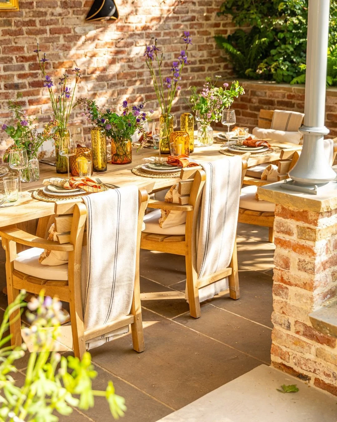 The Savills Garden is a Silver Gilt Medal Winner from Chelsea Flower Show 2023 🥈 

This space evokes the experience of stepping into the intimate garden of a country hotel, with a working kitchen, outdoor dining area, and seating scattered across, i