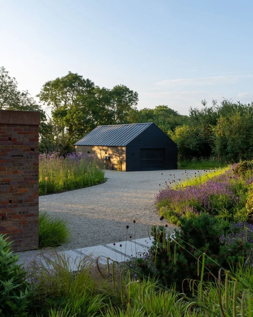 Throwback to Foxglove House, a picturesque residence in the heart of the Hertfordshire countryside, boasting views of hills and meadows 🌿.

We are proud to have been involved in this innovative and eco-friendly project: our Zahra Washed Paving and 1