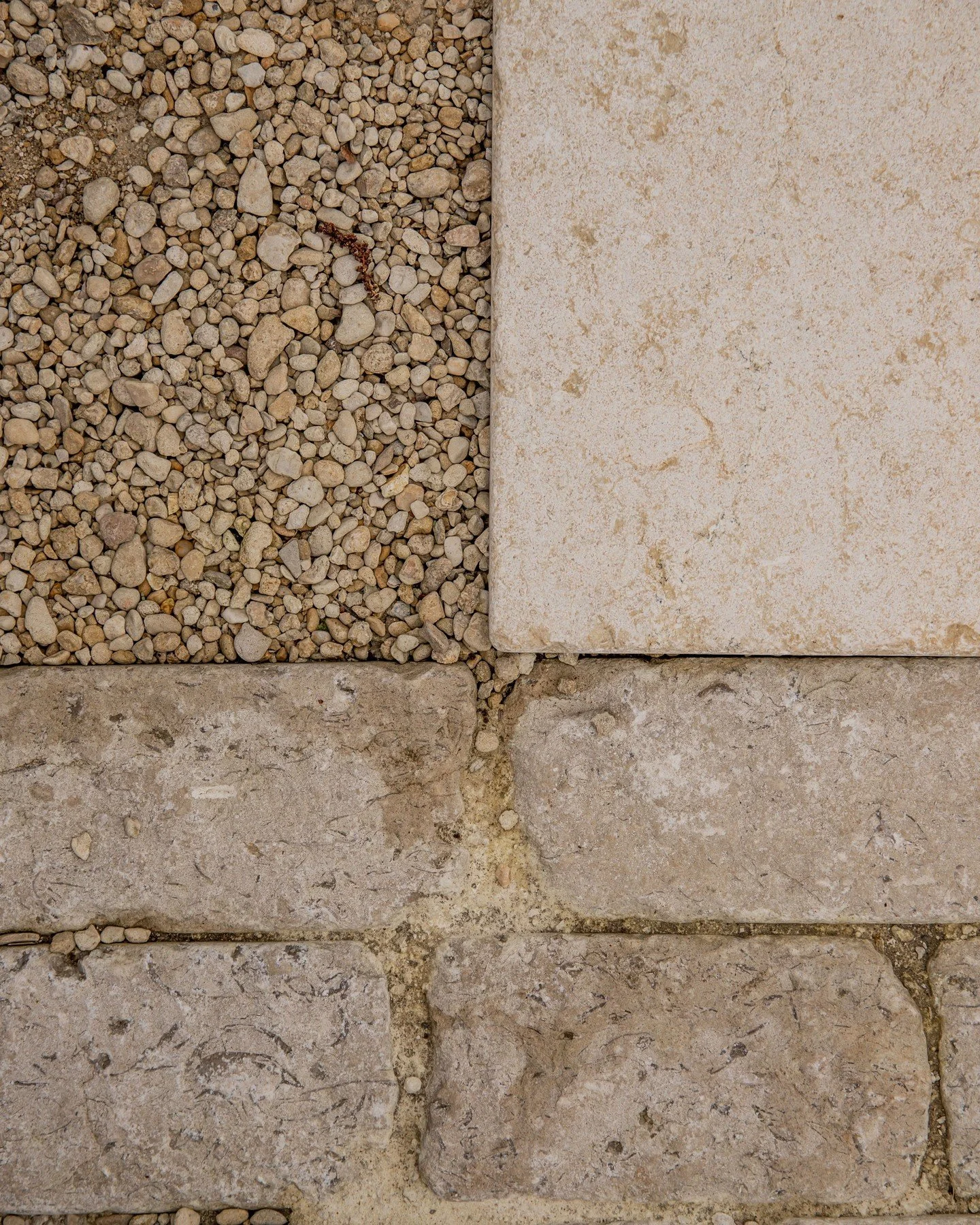 Happy Moodboard Monday with this creamy material palette at @the.glasshouse.collective ✨ 

The moodboard features Durlston Stableyard Cobbles and Harleyford Blend, two staple products in our range, alongside Amarna Heritage paving, part of our Essent