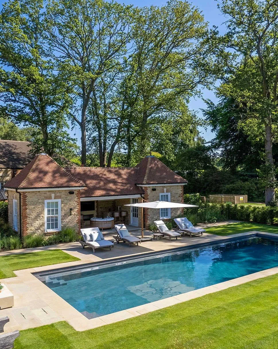 We've been enjoying this warm and sunny weather, so naturally our thoughts drift to this beautiful swimming pool showcasing bespoke Haslingden paving and copings. The elegantly crafted bullnosed edge profile adds a refined touch to the overall aesthe
