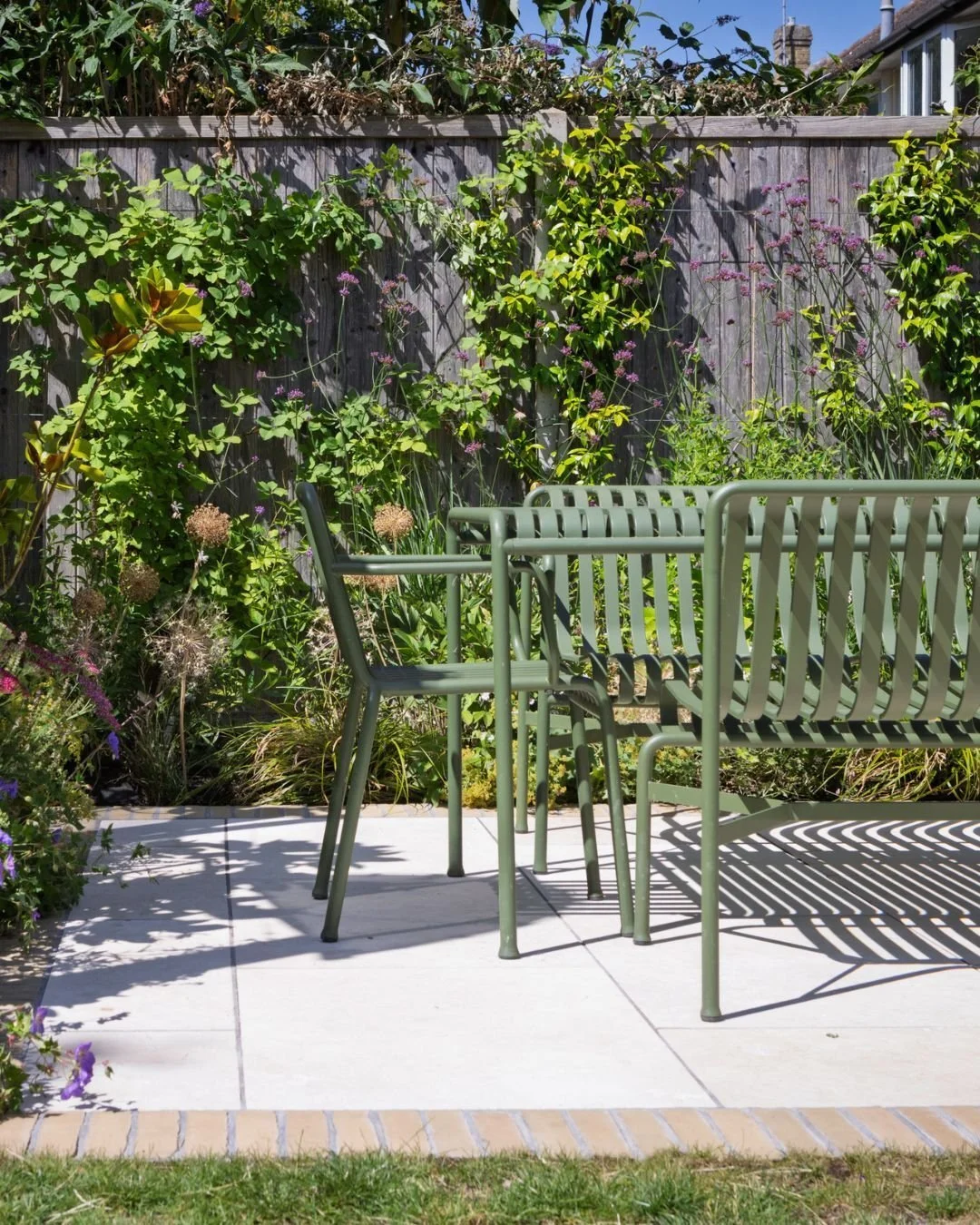 Beaumont Etched paving combines the soft planting on the hedge with the matching green table and chairs, creating a peaceful garden corner perfect for drinks with friends or al fresco dining with family🌿.

Credits: 
Garden Design by Jen Donnelly Gar