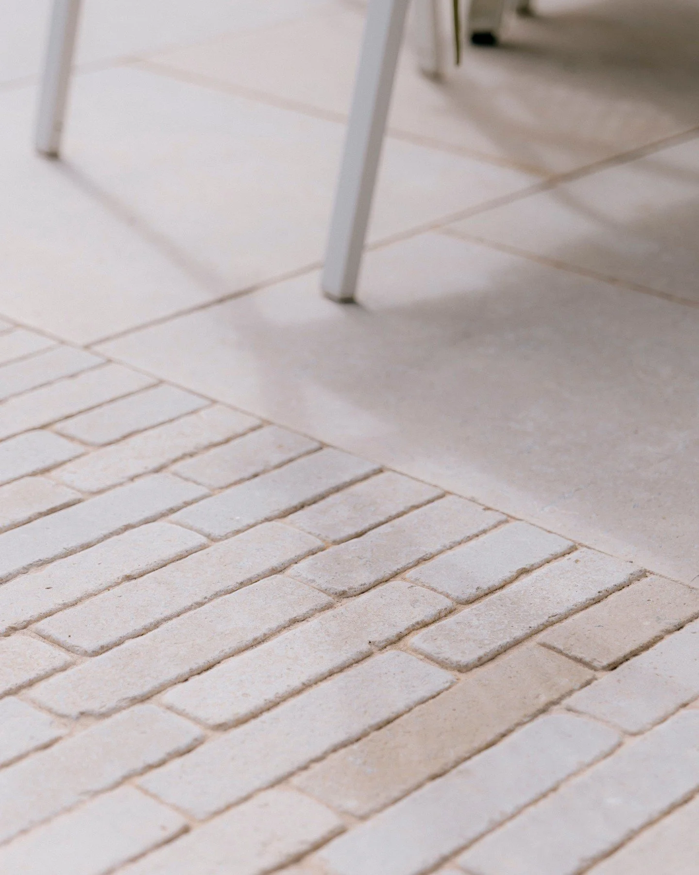 Today, it's all about appreciating the details 🤩.

In this close up shot, Zahra Beige paving creates a soft-toned space, while the stackers add movement, creating an eye-catching pattern and a unique terrace.

Credits:
Built by @arlingtonlandscapes 