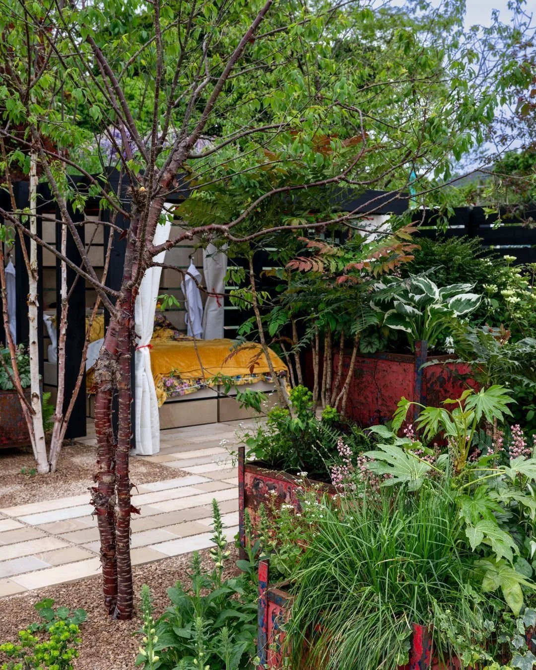 Throwback to The Sleep in Beauty Garden from last year's Malvern Spring Festival 🌿.

This stunning show garden celebrates the joy of sleeping outdoors, surrounded by nature, and the idea of transforming outdoor spaces into overnight sanctuaries. Sus