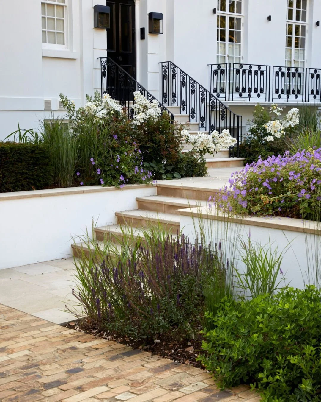 The elegant entrance and steps to this London Townhouse feature Luciano paving and copings, and Durlston Stableyard Cobbles ✨. Together, they bring a sophisticated and timeless touch to the property. 

Credits
Designer and photographer: @mcwilliamstu