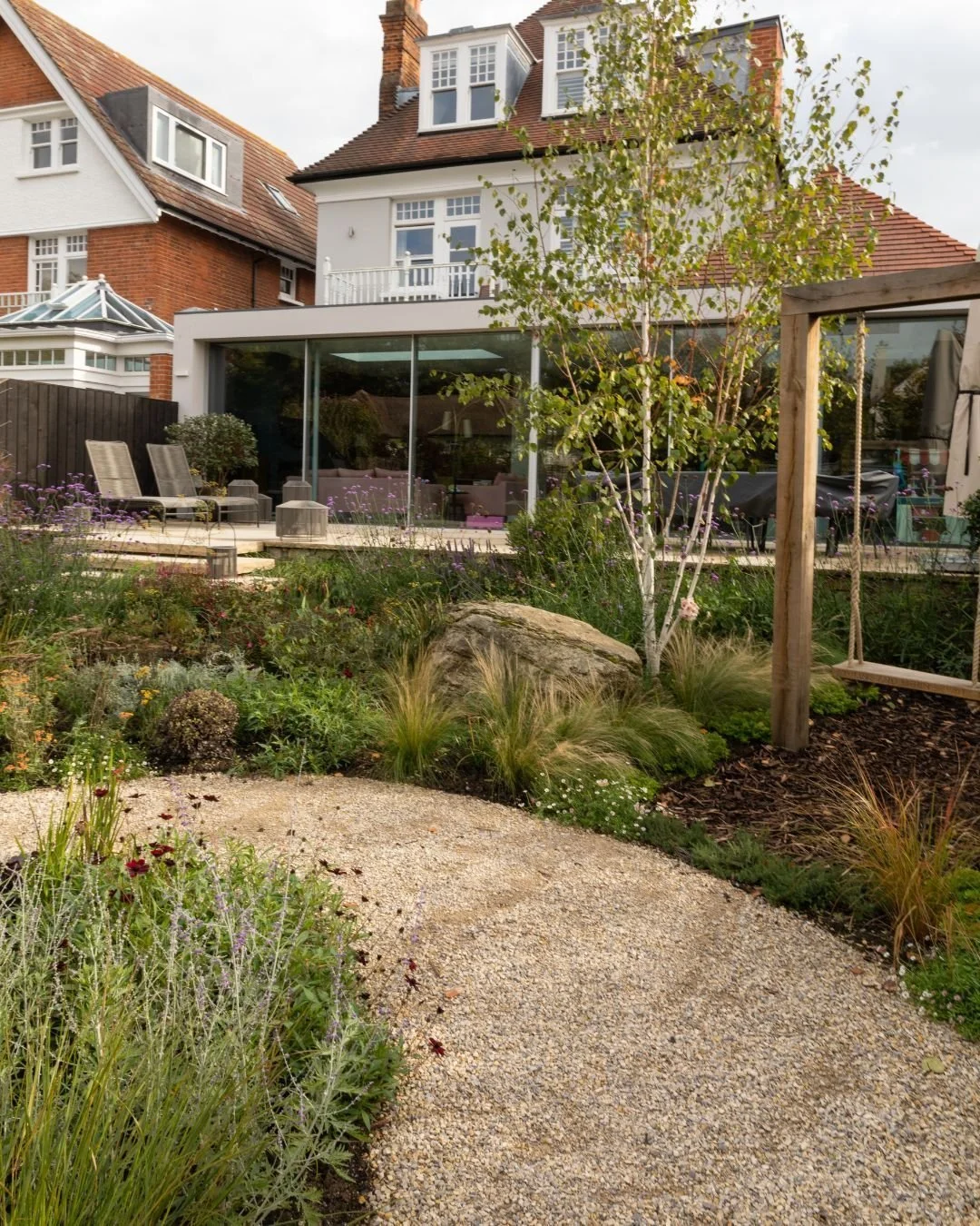 Throwback to this riverside garden in Teddington 💚

The gently winding path laid in Somerset Buff Selfbinda is framed by soft, natural planting. With Glacial Feature Stones and Langton Stepping Stones along the way, the path leads to the standout Th