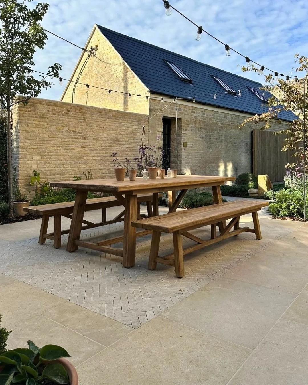The sun is shining, and spring is in full bloom! It&rsquo;s the perfect time to embrace the joys of al fresco dining✨. 

This enchanting outdoor patio showcases the timeless Zahra Beige Etched paving, which beautifully frames the Washed Stackers, dra